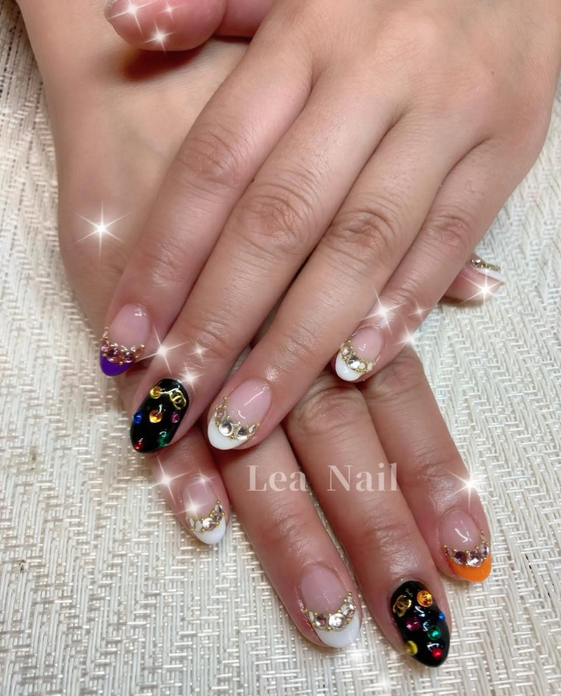 ネイル フレンチネイル キラキラネイル ストーンネイル Lea Nailのネイルデザイン