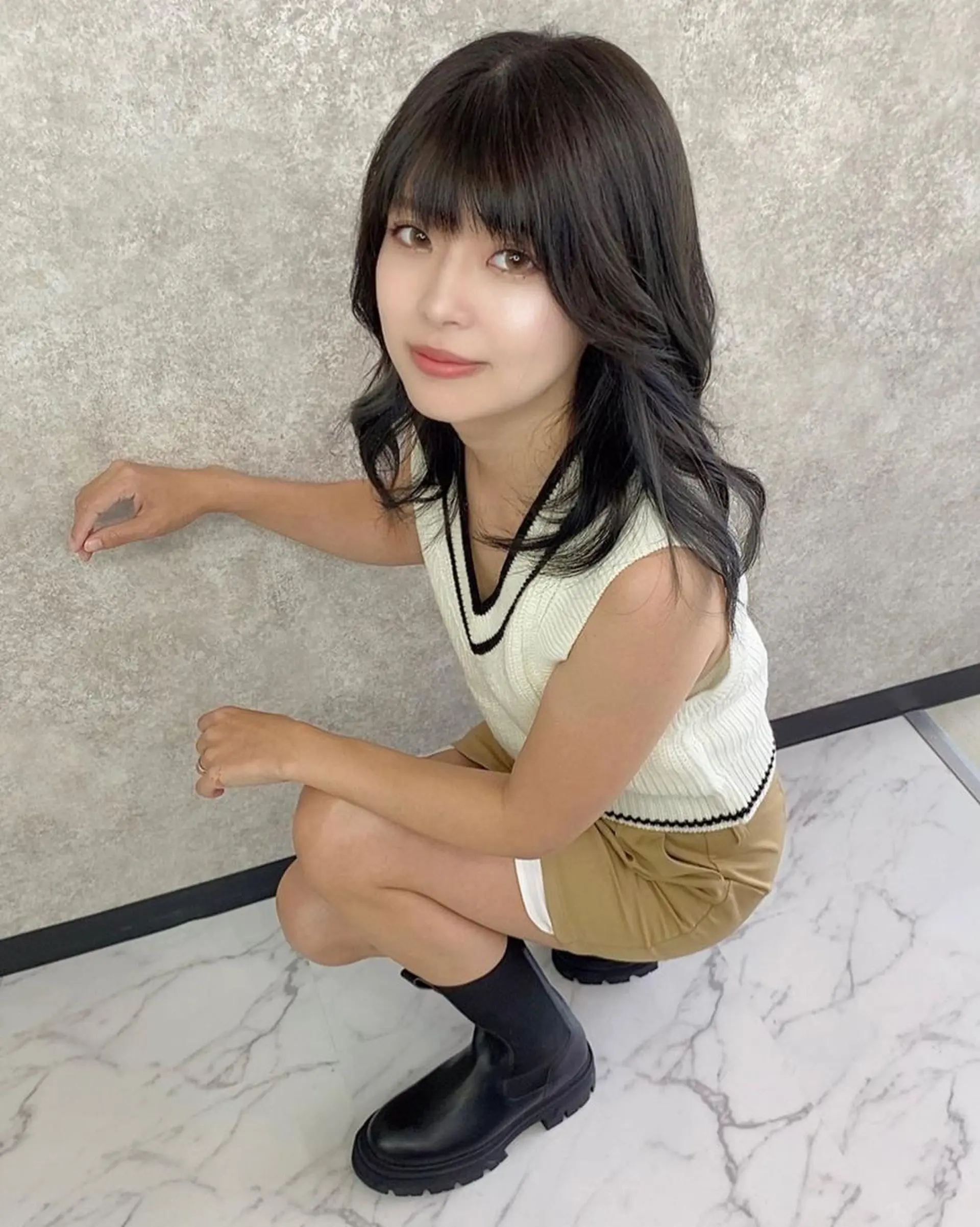 ロング カラー 黒髪 ブルーカラー ブルーブラック イヤリングカラー グレージュ UNDER vr 【アンダーバー】のヘアスタイル