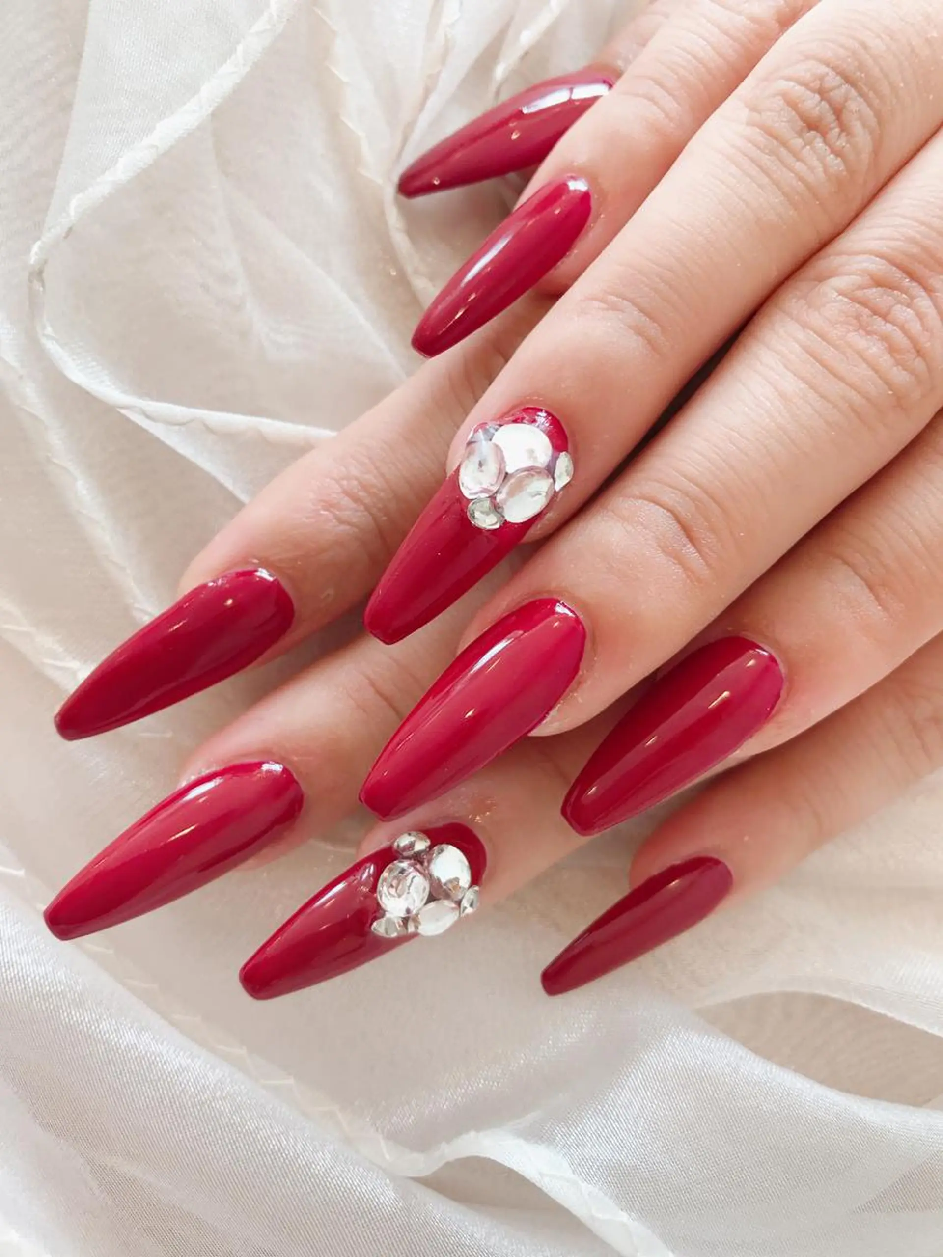 ネイル ジェルネイル 赤色 スカルプネイル ハンドネイル ネイル ティアラのネイルデザイン