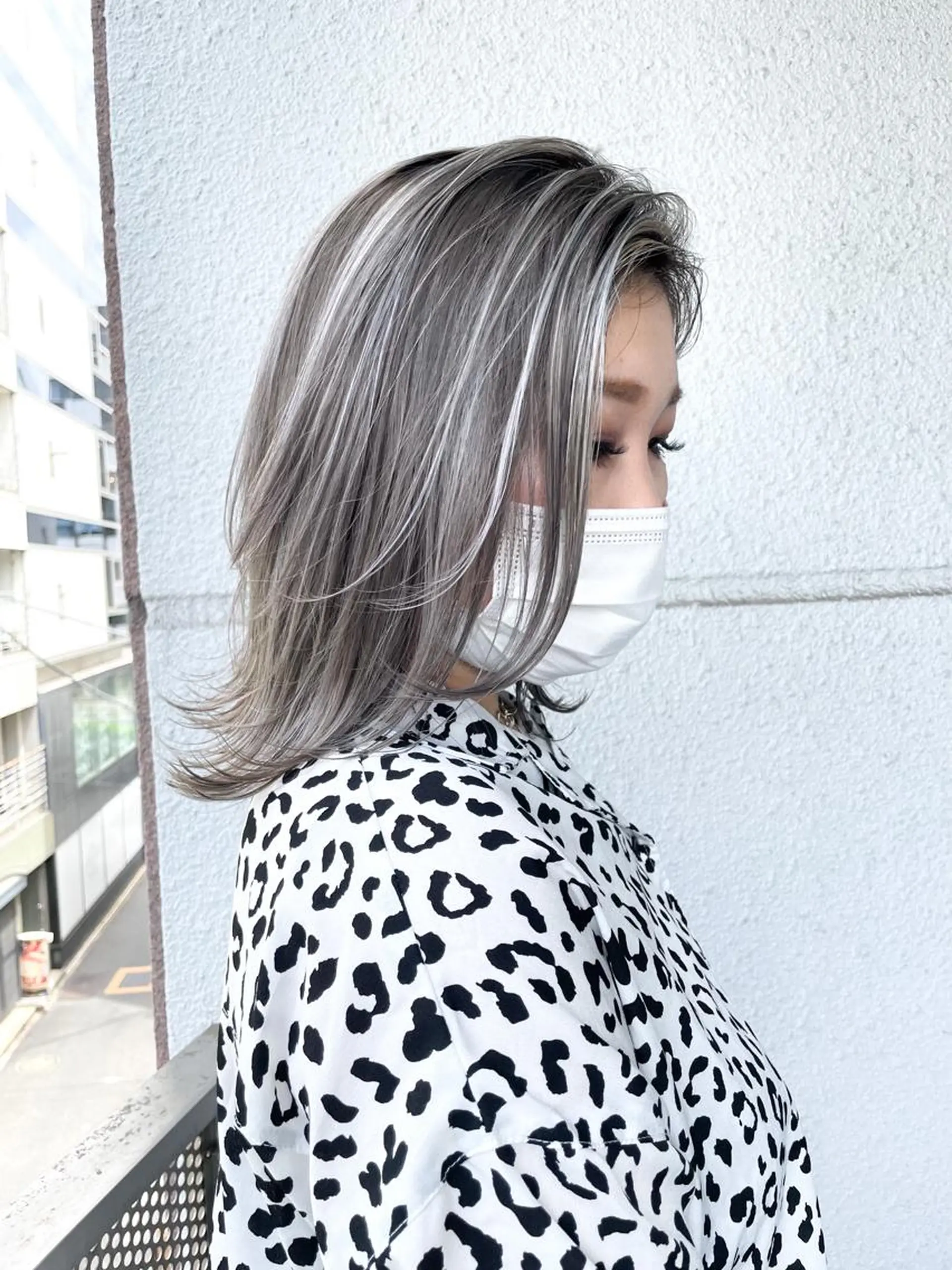 ミディアム 白いハイライト🤍 タナカリョウスケのヘアスタイル