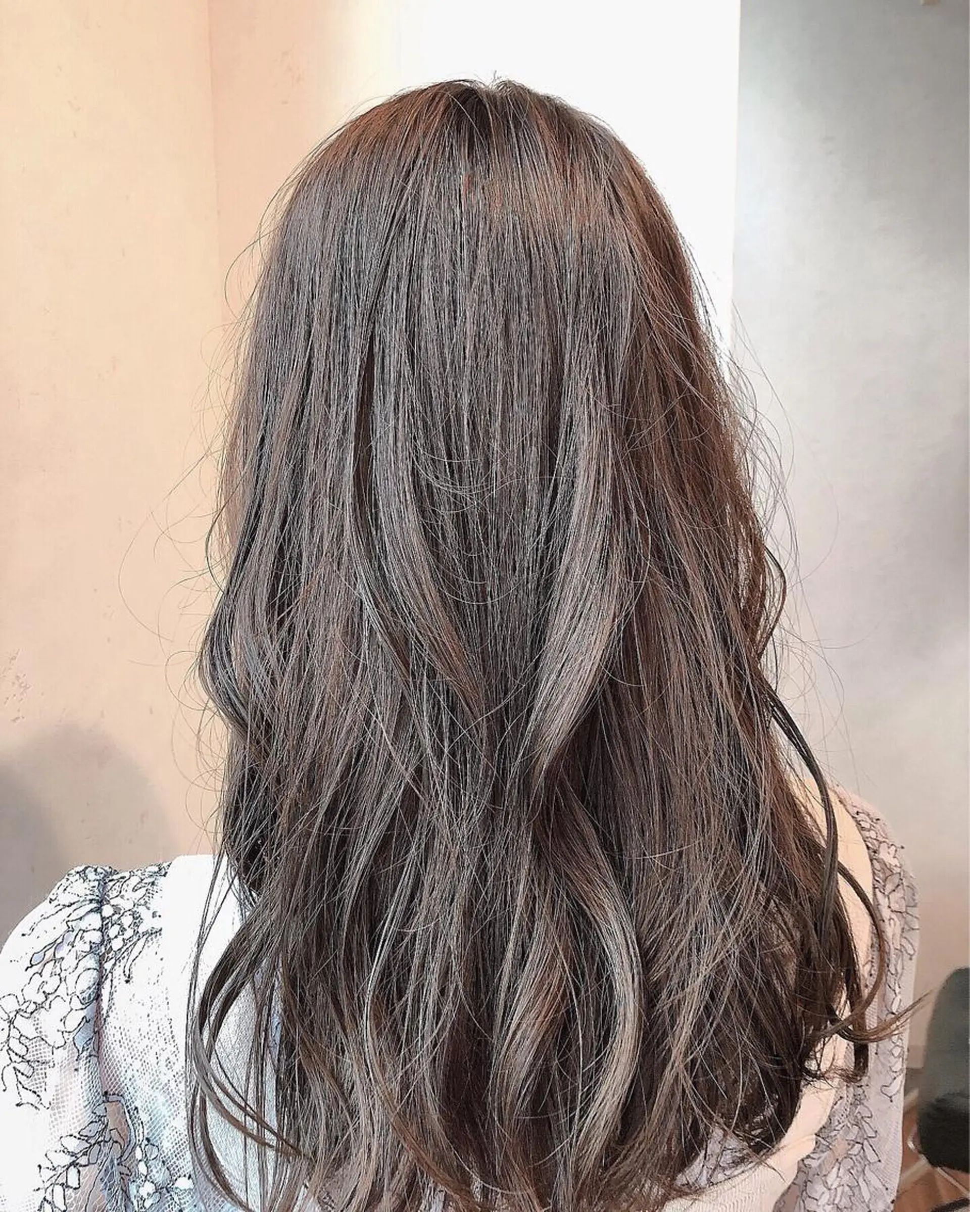 セミロング カラー グレージュ TOWA 野村　コウダイのヘアスタイル