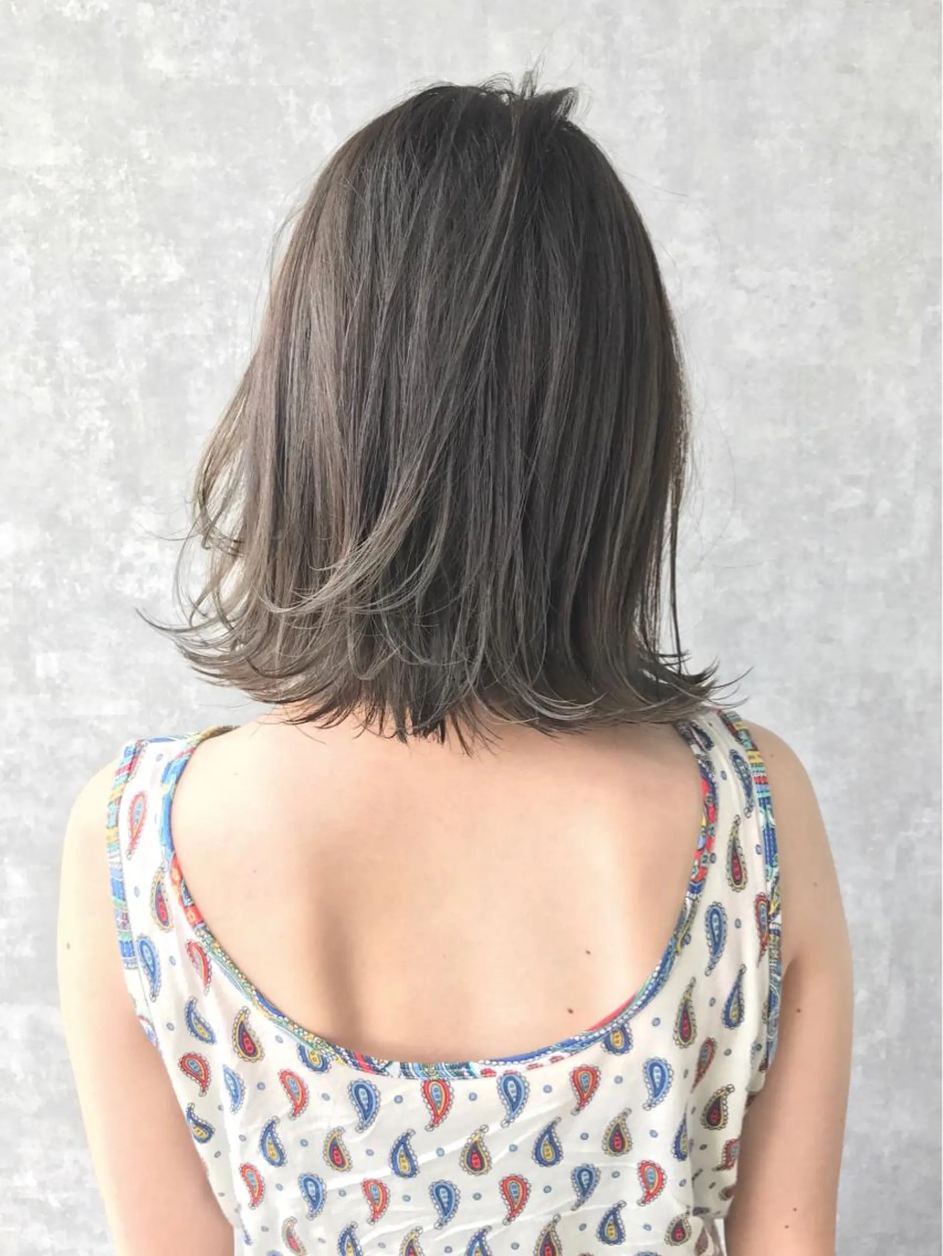 ミディアム カラー グレージュ TOMOYAレイヤー ブリーチ縮毛矯正のヘアスタイル