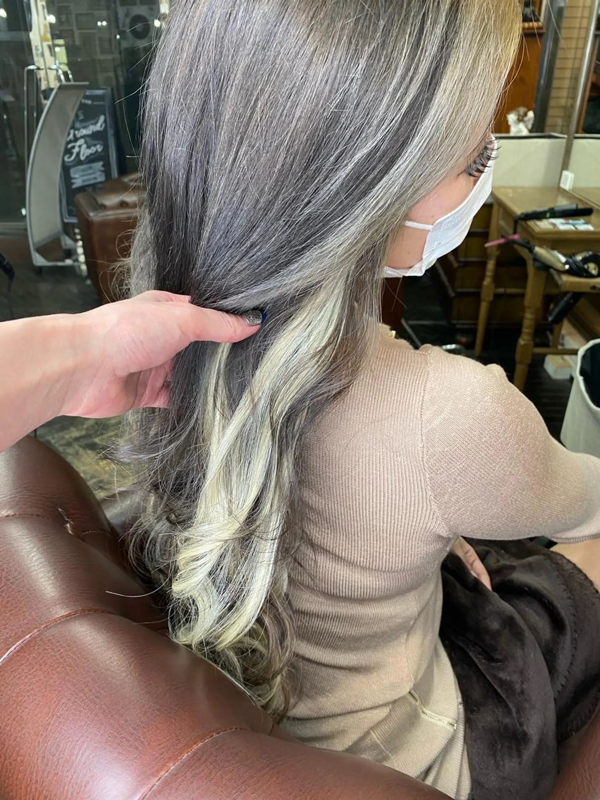 ロング カラー 編み込みエクステ シールエクステ バレイヤージュ ブリーチ ブロンド モモカ/ハイトーン /バレイヤージュのヘアスタイル