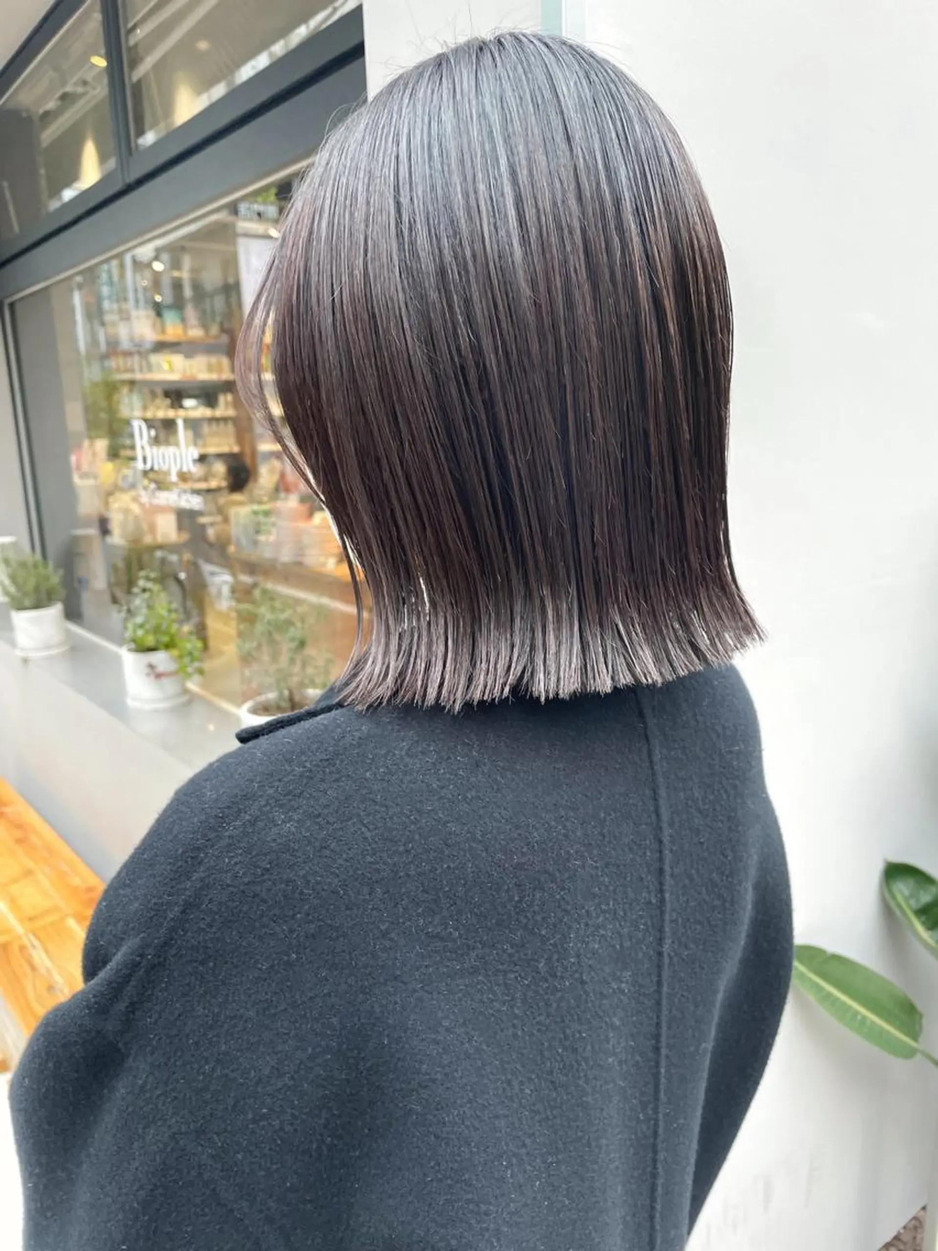 ミディアム カラー アッシュ アッシュグレー 切りっぱなしロブ カット ヘアカラー トリートメント HIROKI ” stylistのヘアスタイル