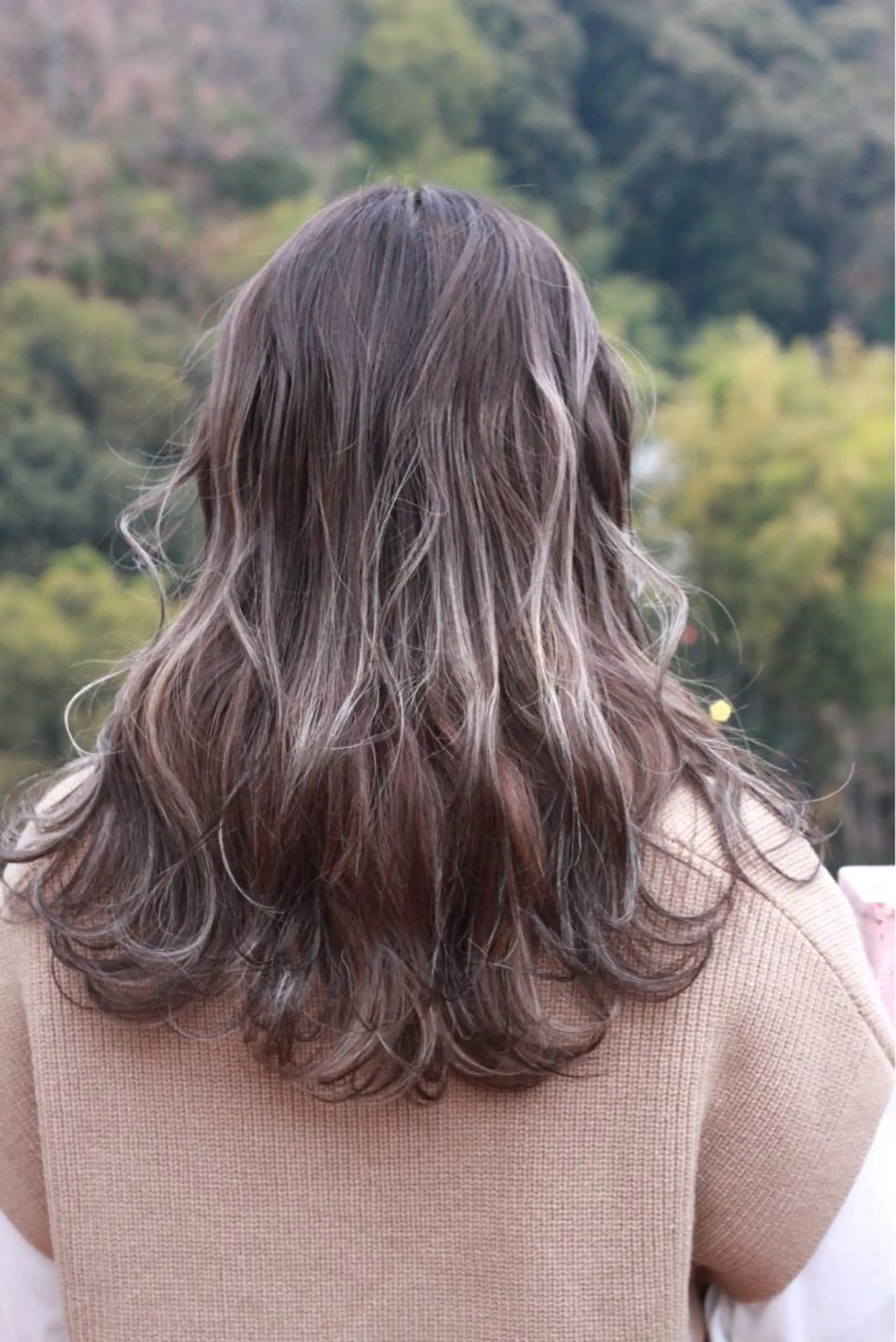 セミロング カラー ベージュカラー ハイライトカラー シルバー シルバーベージュ ハイライト ヘアカラー Viage （ビアージュ）のヘアスタイル