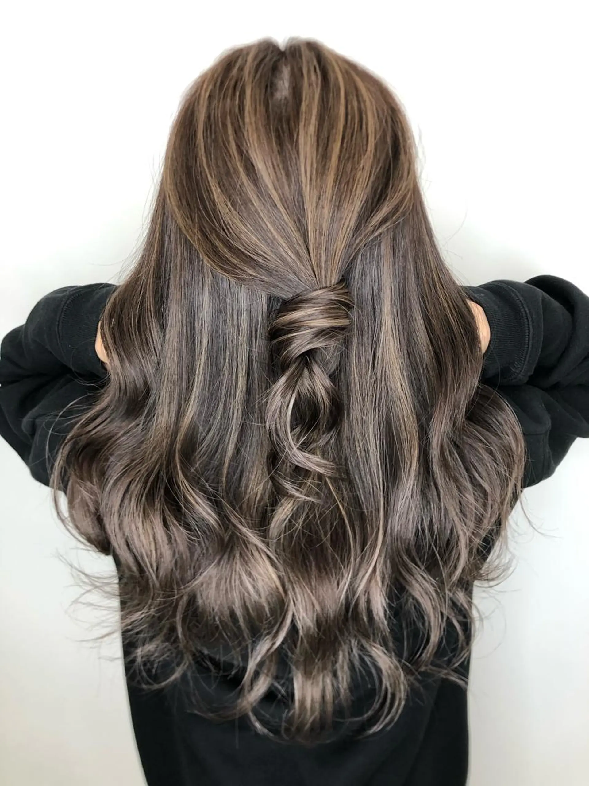 セミロング LINOET  nagoya所属・手島 カミラのヘアスタイル