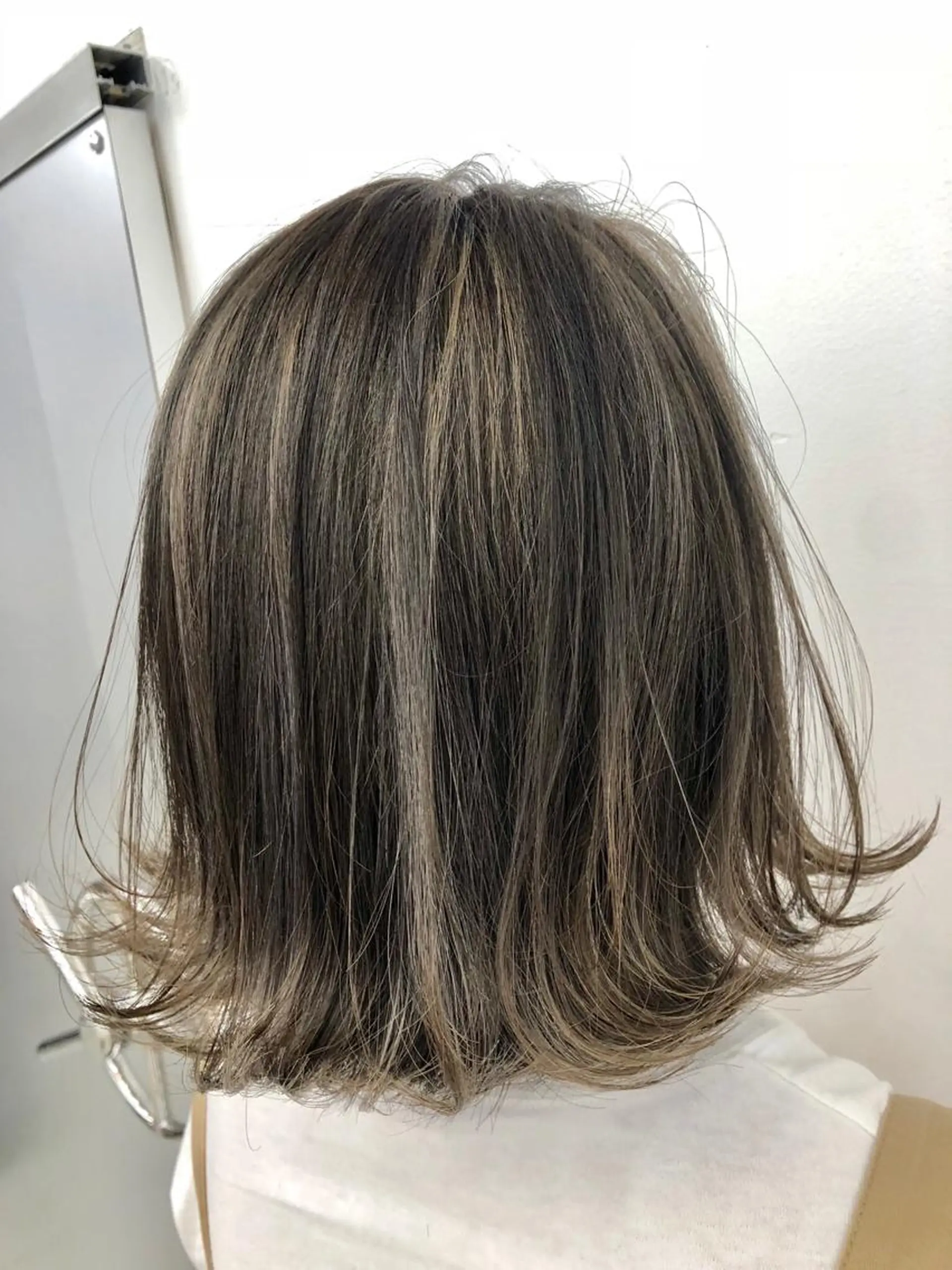 ミディアム カラー 白髪ぼかしハイライト めさきすずなのヘアスタイル