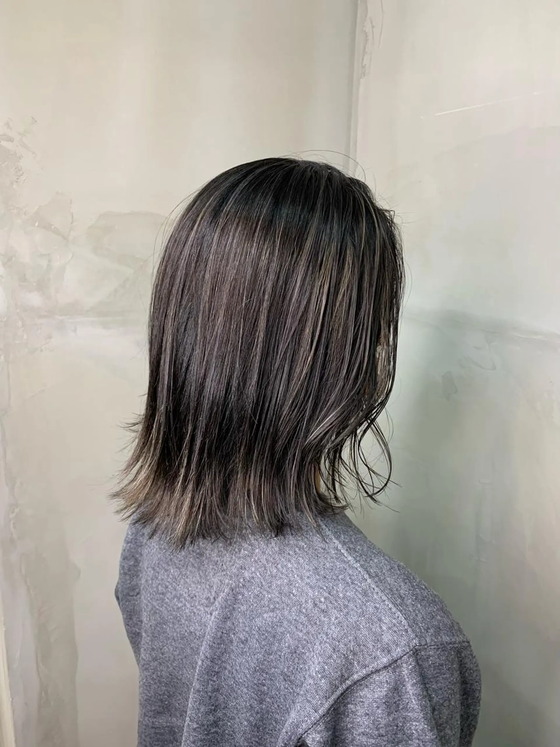 ミディアム カラー バレイヤージュ ベージュカラー ブリーチ ブロンド ケアブリーチ レイヤーカット/ 艶カラー/RYOMAのヘアスタイル