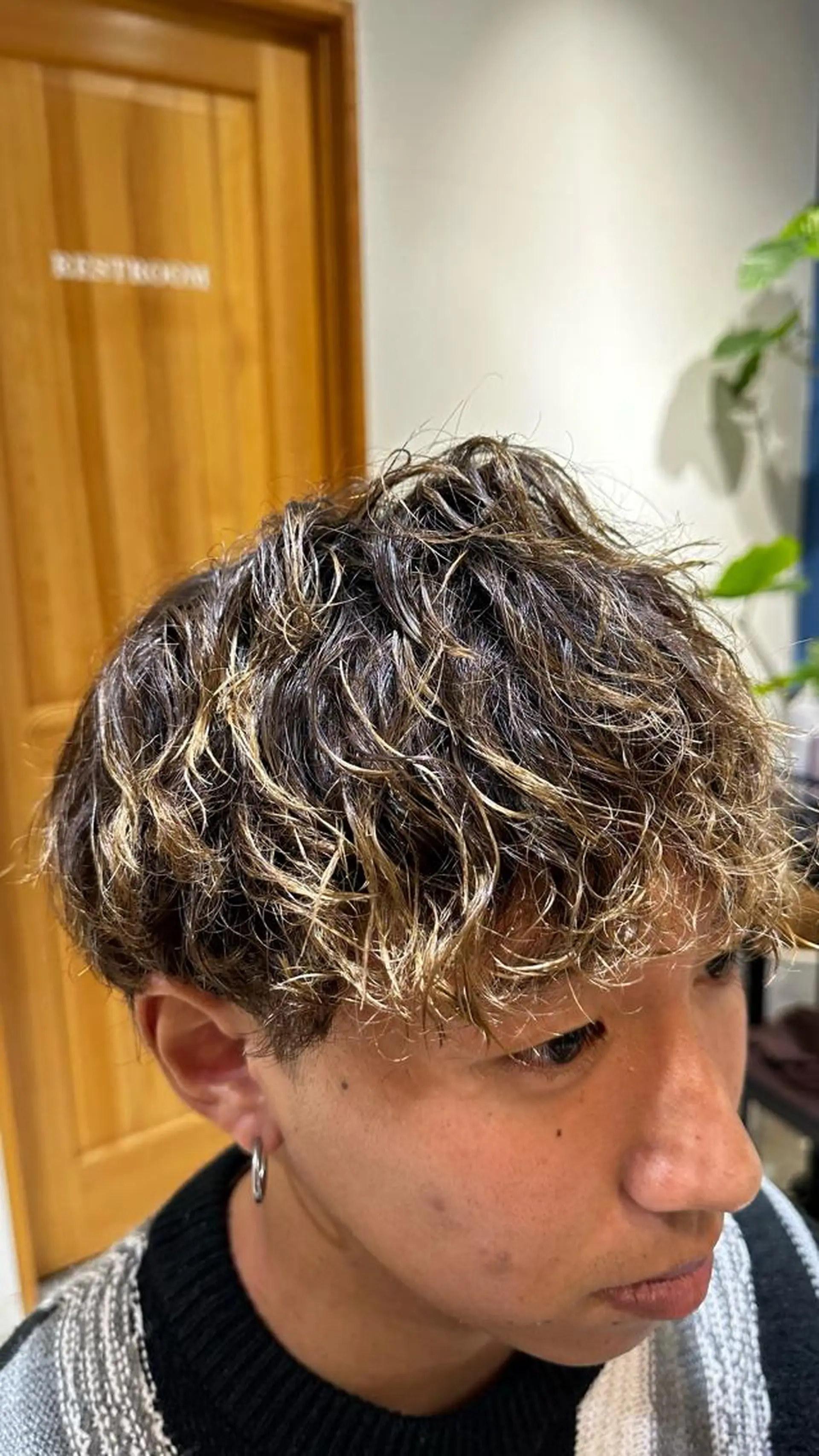 ミディアム カラー パーマ メンズ ミディアムパーマ メンズブリーチ メンズパーマ プードルパーマ 波巻きパーマ 艶髪カラー/透明感 美髪/白髪/ﾑﾅｶﾀのヘアスタイル