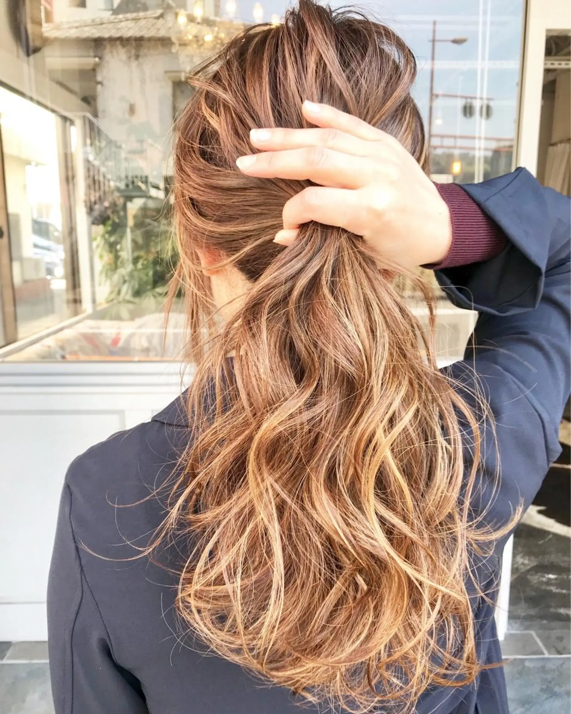 ロング カラー ヘアアレンジ お団子ヘア 切りっぱなしボブ バレイヤージュ ブリーチ グラデーションカラー Mariana/ 鶴原-ハイライトのヘアスタイル