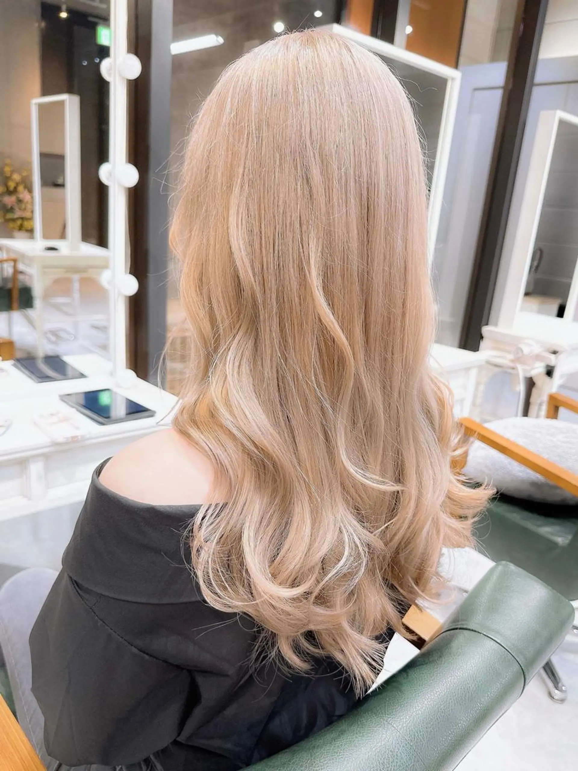 ロング ヘアアレンジ カラー ベージュカラー ブリーチ 透明感カラー ハイトーンカラー ハイトーンベージュ 𝐑𝐈𝐍𝐊𝐀 🌷のヘアスタイル