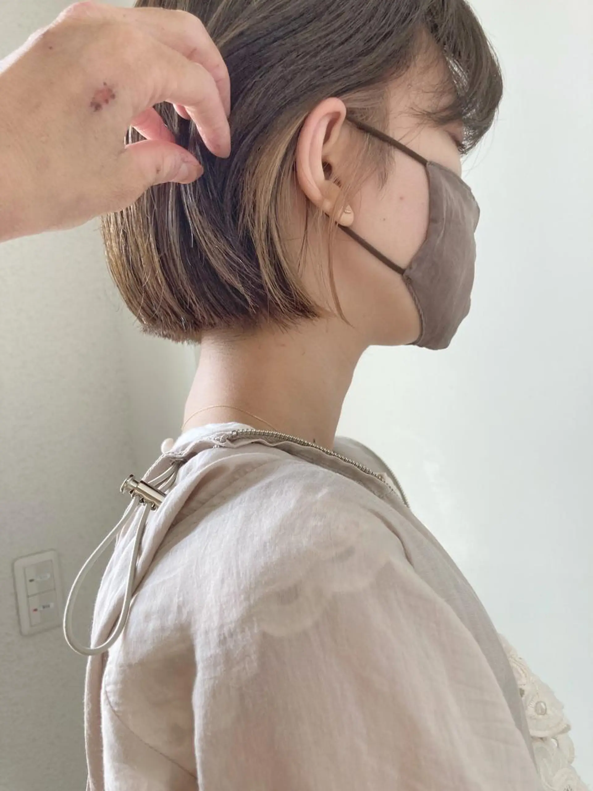 ミディアム カラー ベージュカラー ブリーチ ミルクティーベージュ 小木曽智美 /ボブ/ショートのヘアスタイル