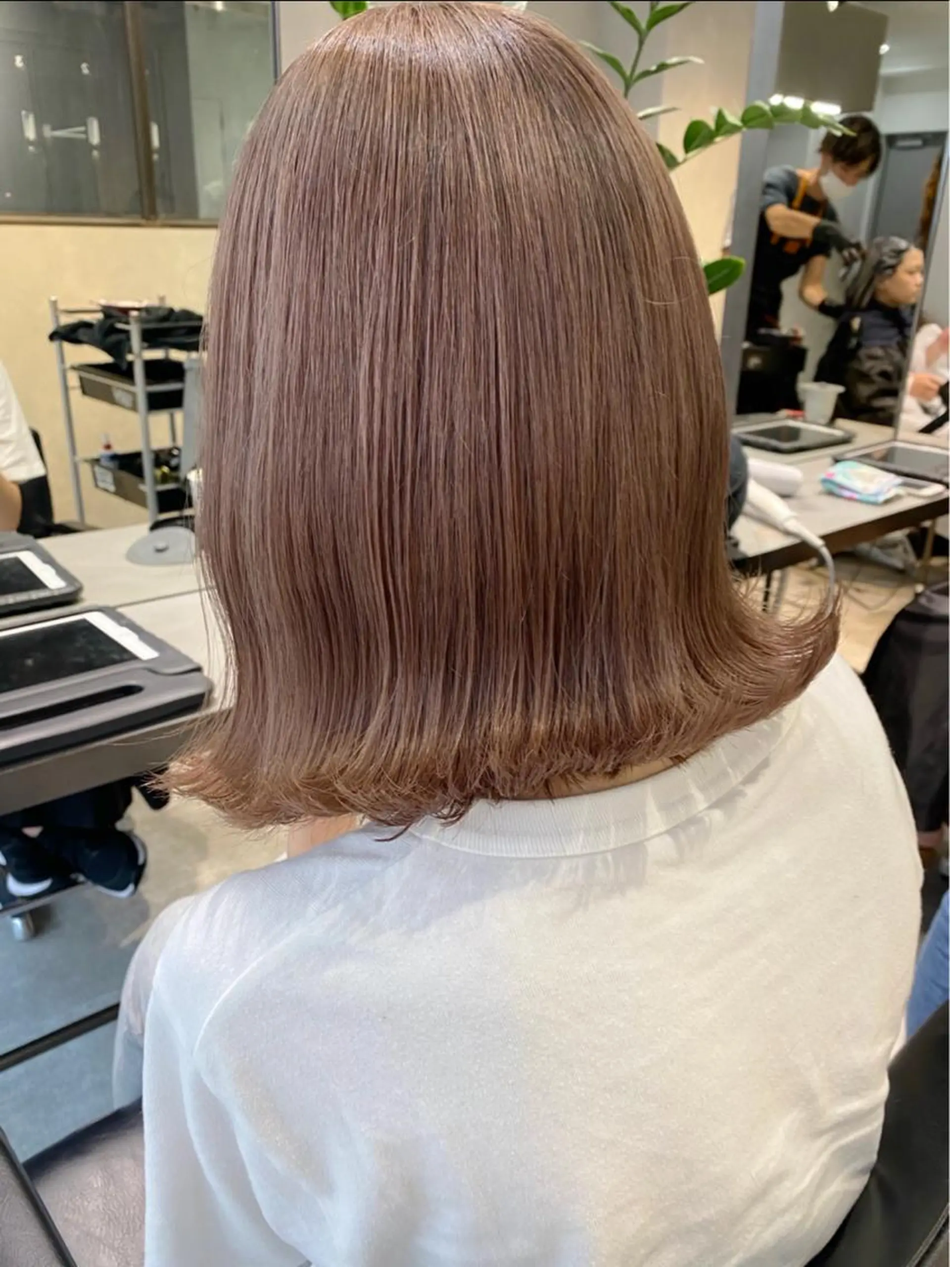 ミディアム カラー ヘアアレンジ ベージュカラー ミルクティーベージュ カット ヘアカラー トリートメント #ブリーチカラー Akihoのヘアスタイル