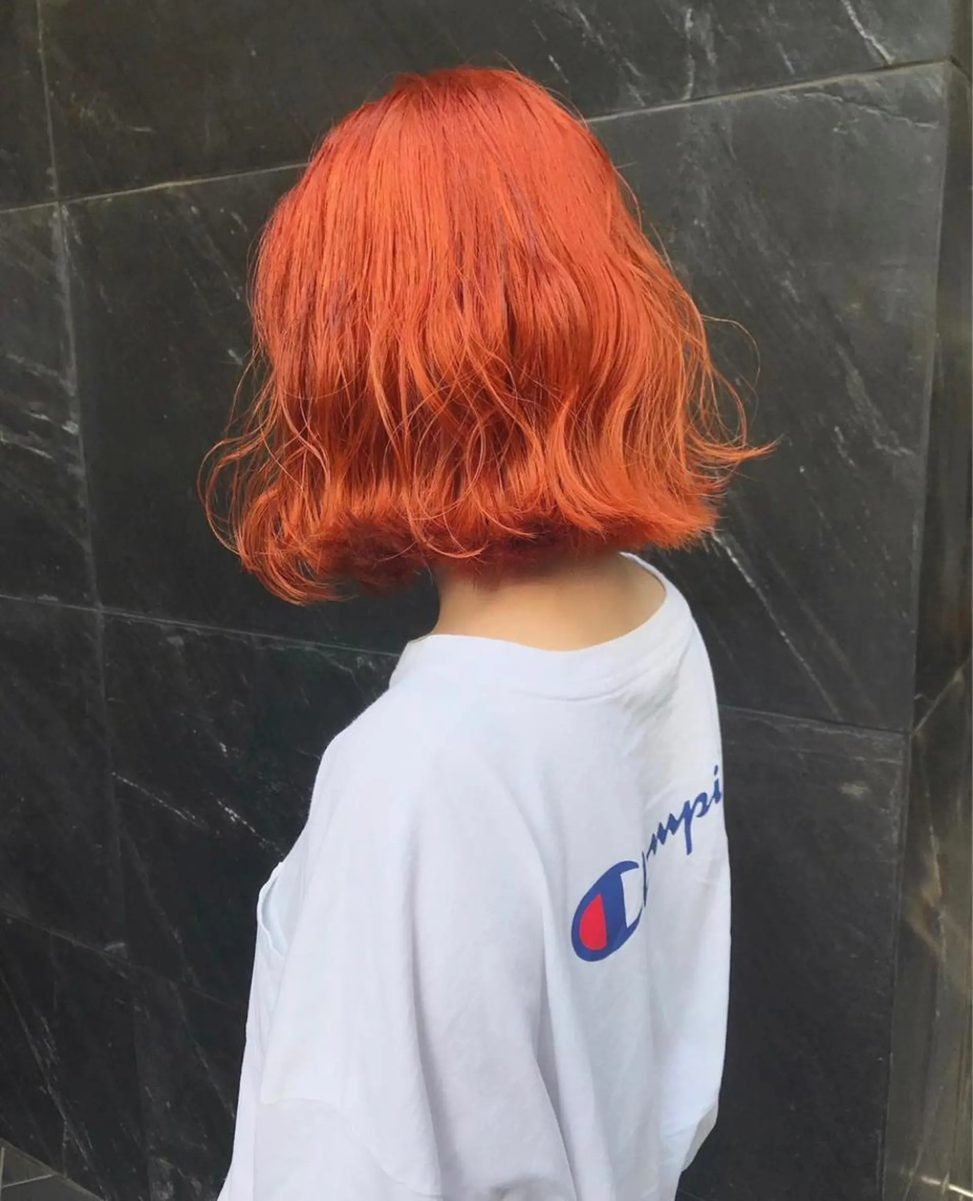 ミディアム ボブ TOMOYAレイヤー ブリーチ縮毛矯正のヘアスタイル