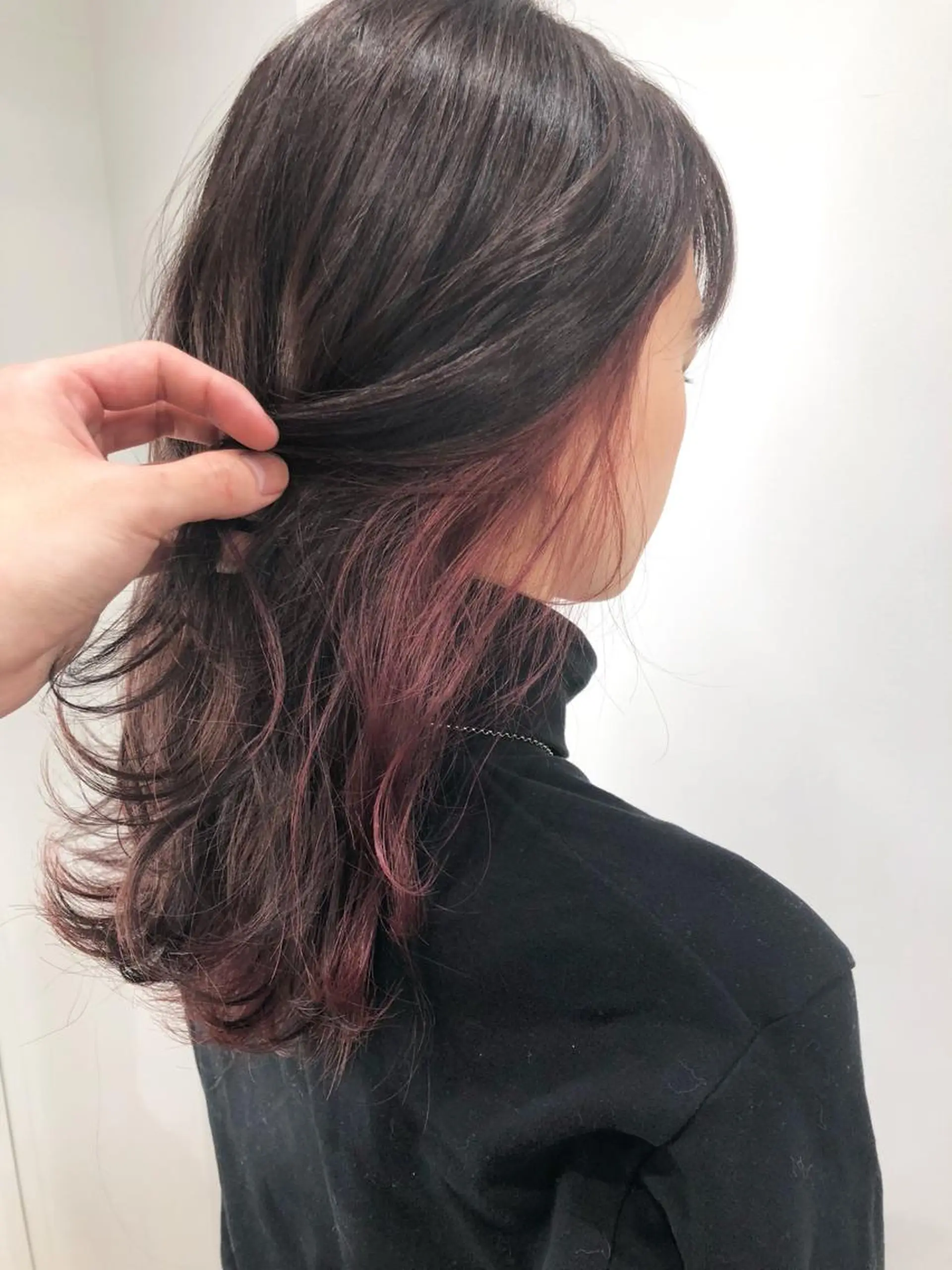 ミディアム カラー インナーカラー ピンクカラー バイオレットカラー バイオレットピンク  渡部 妃月のヘアスタイル