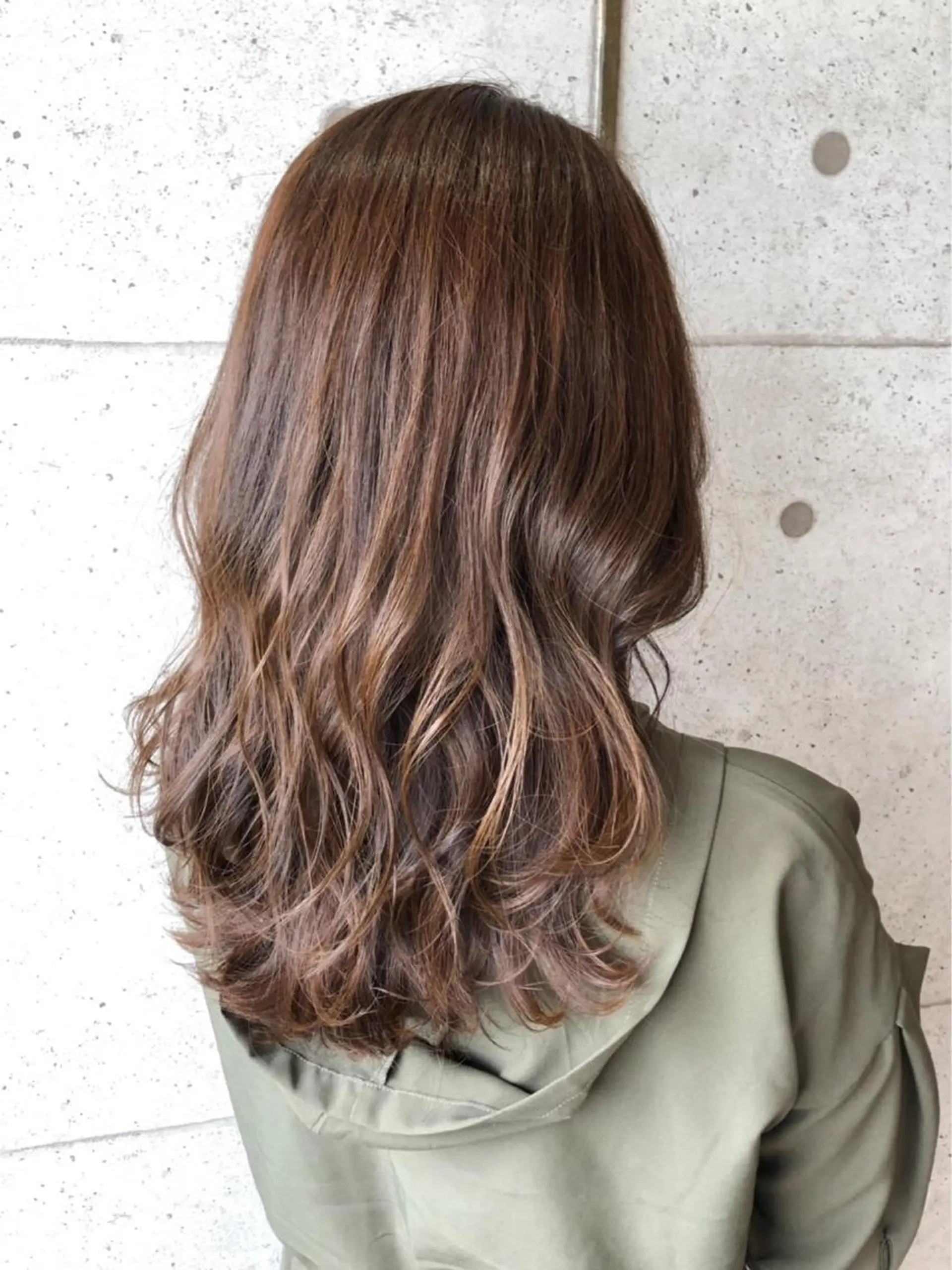 ミディアム 足立 磨咲のヘアスタイル