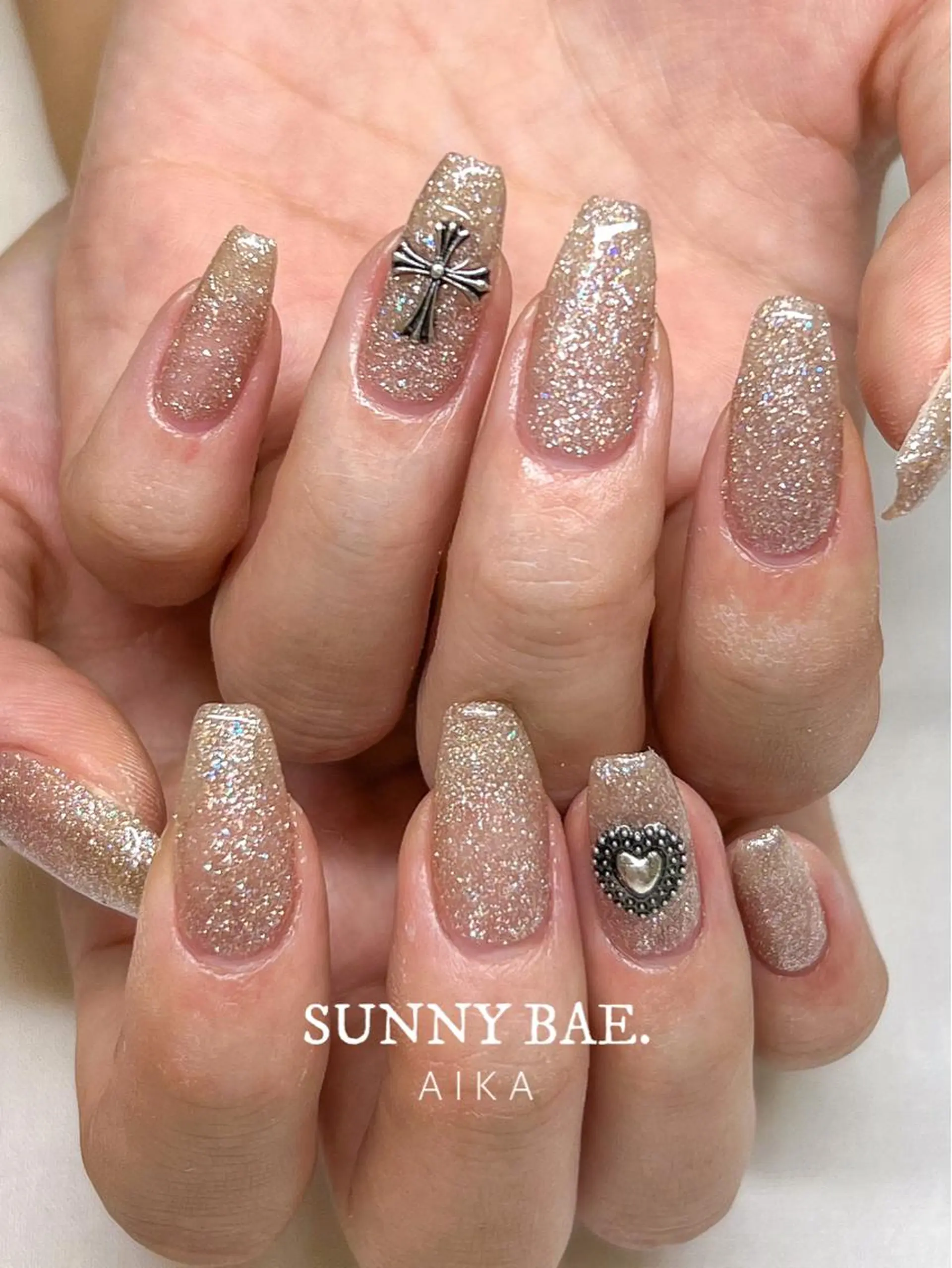 ミディアム ネイル アートネイル ジェルネイル キラキラネイル ロングネイル 持ち込み SUNNY BAE.所属・Made By AIKAのネイルデザイン