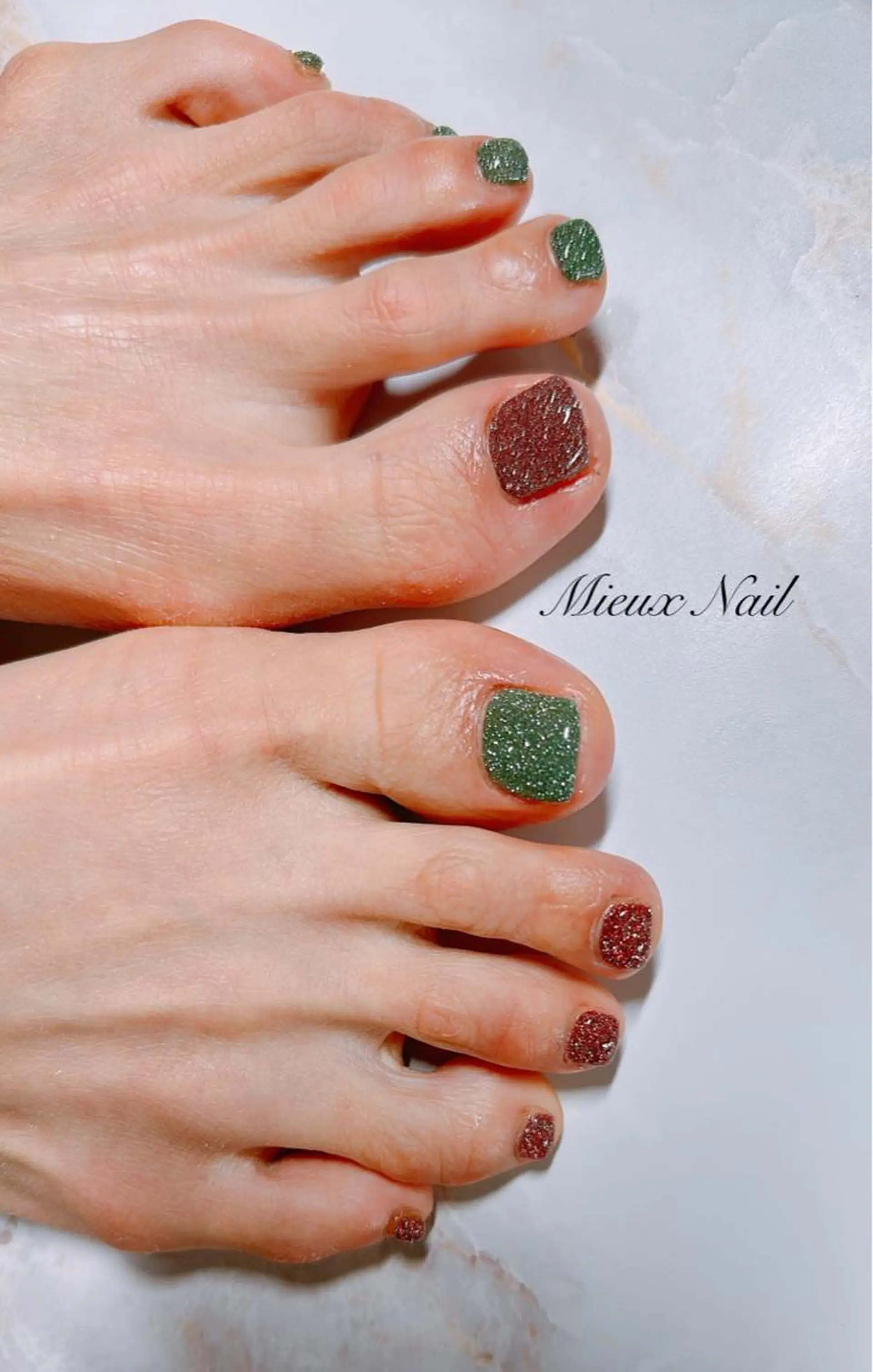 ネイル ブルー フラッシュネイル フットネイル ラメ(グリッター) 赤色 市川 麻衣子のネイルデザイン