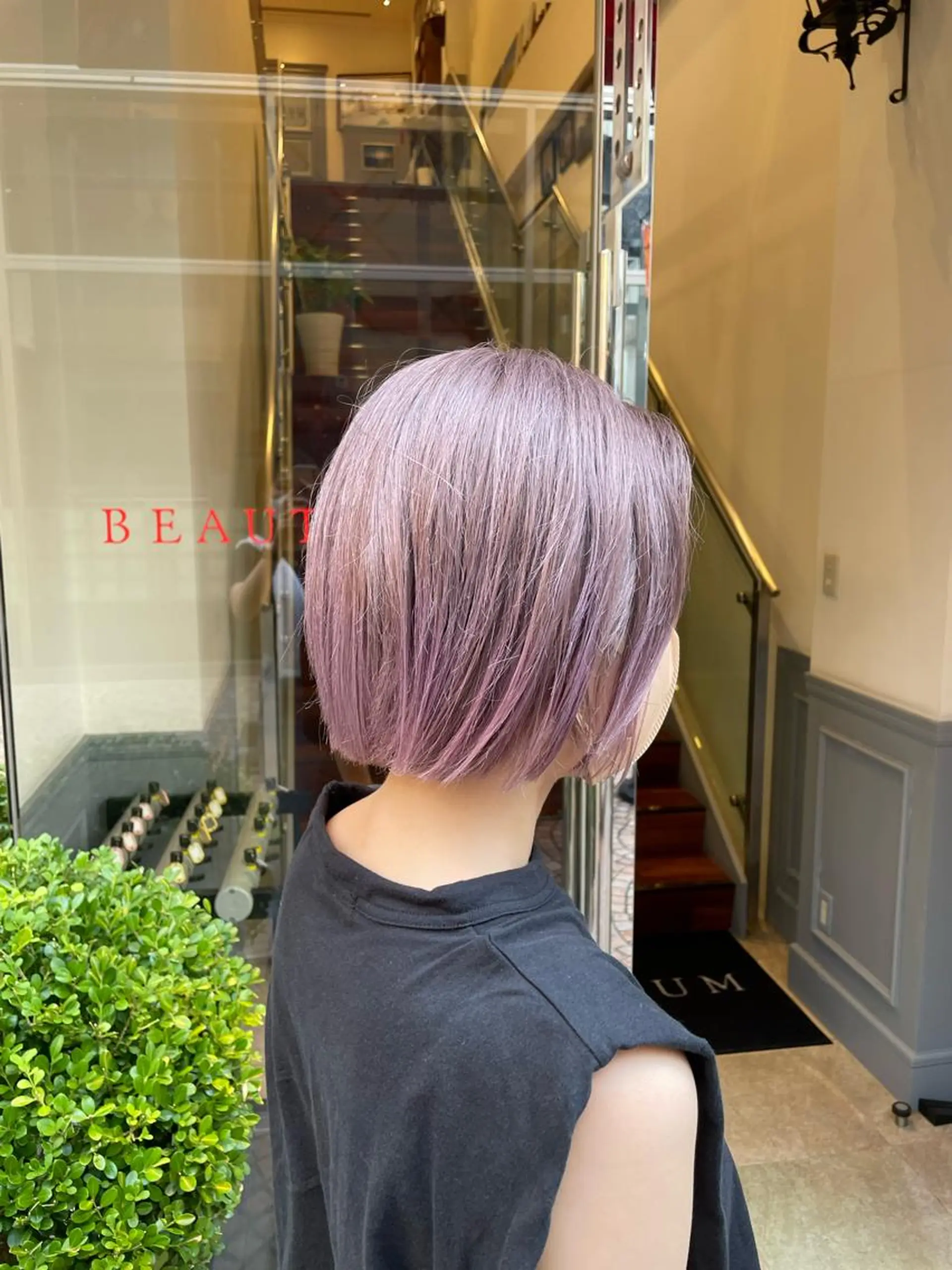 ショート カラー ショートボブ ブリーチ グレージュ ボブ ショートヘア レイヤー/グレージュ メンズパーマのヘアスタイル