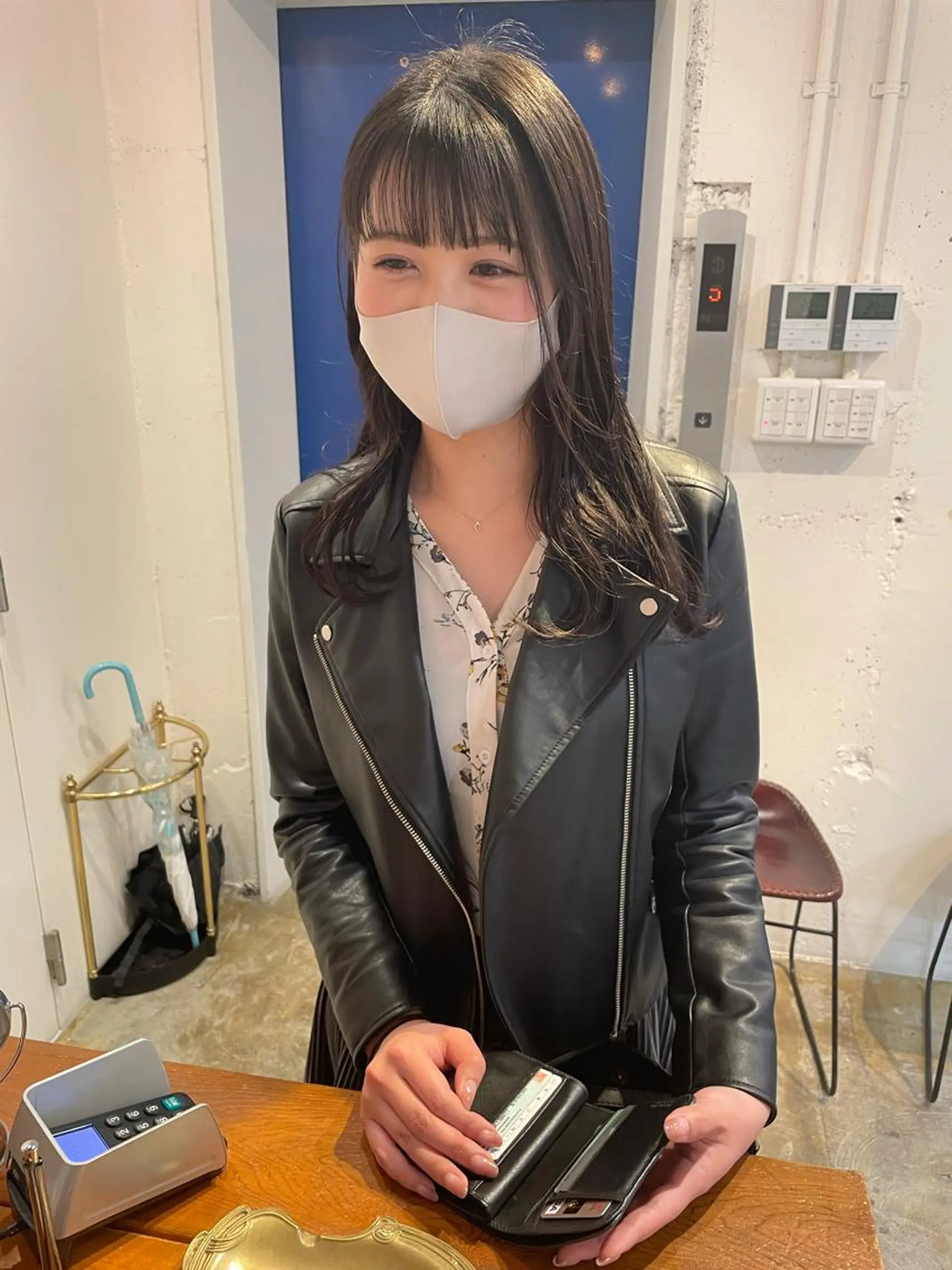 ロング カット トリートメント MIOベージュカラー 柔らかいカラーのヘアスタイル