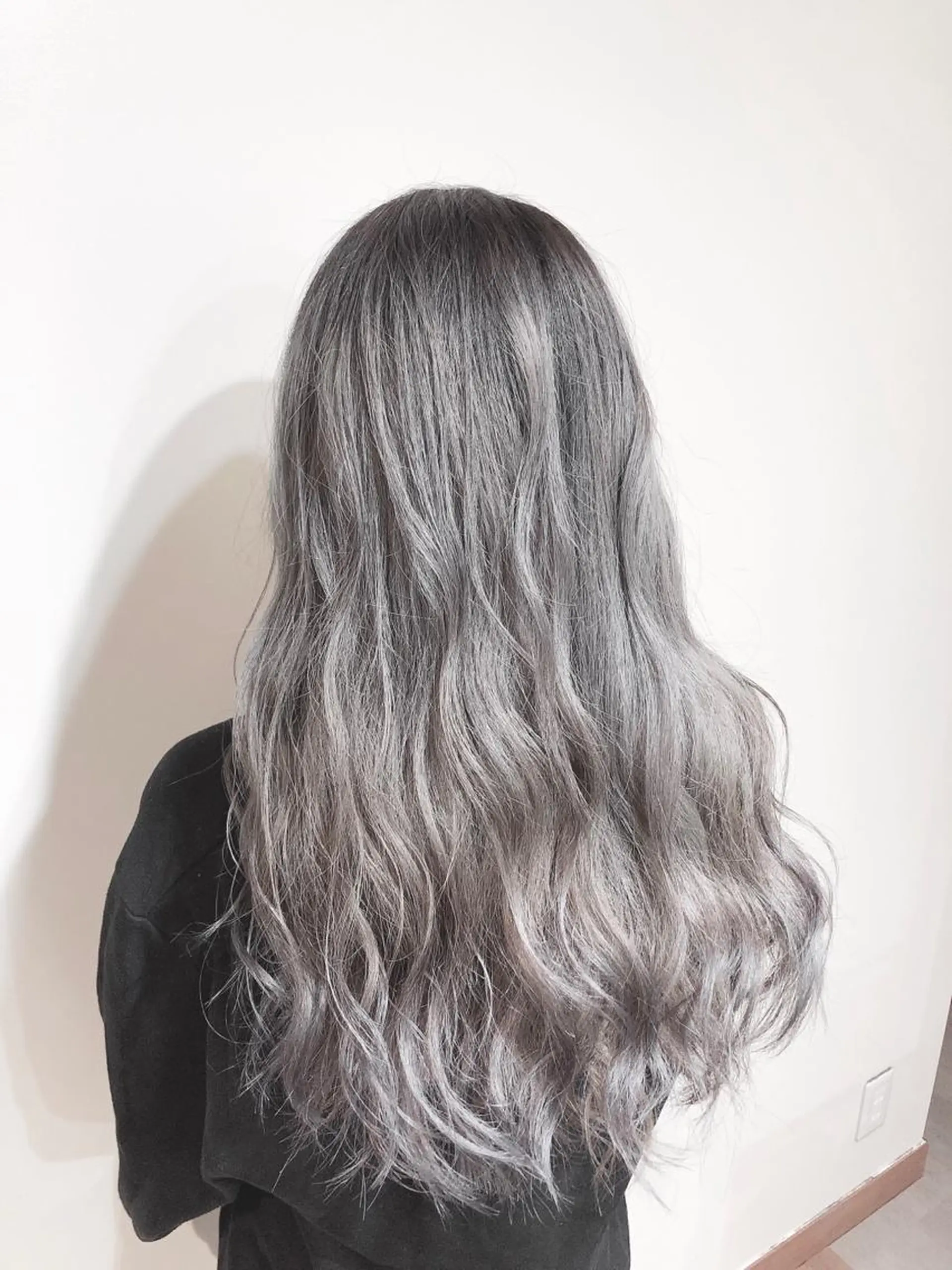 ロング カラー シルバー ホワイトシルバー ヘアカラー トリートメント 💓シールエクステ ルミエールのヘアスタイル