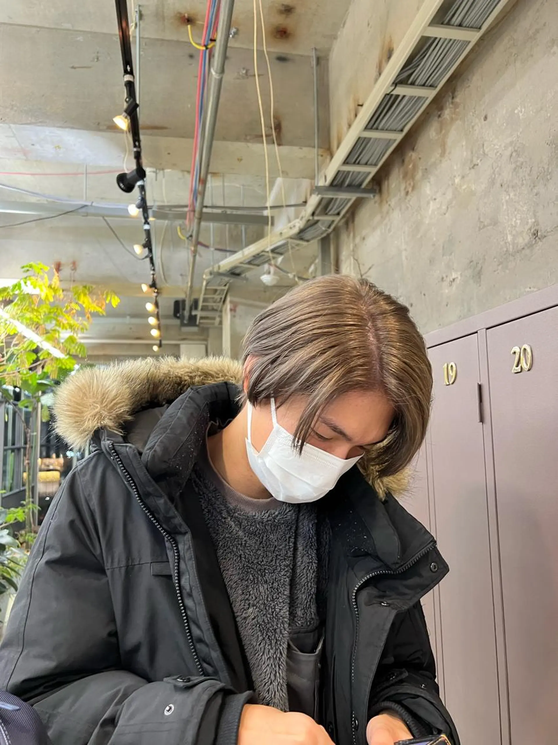 ショート カラー メンズ メンズブリーチ ブリーチ グレージュ era所属・azumi/ボブ/暖 色/オリーブ/縮毛のヘアスタイル