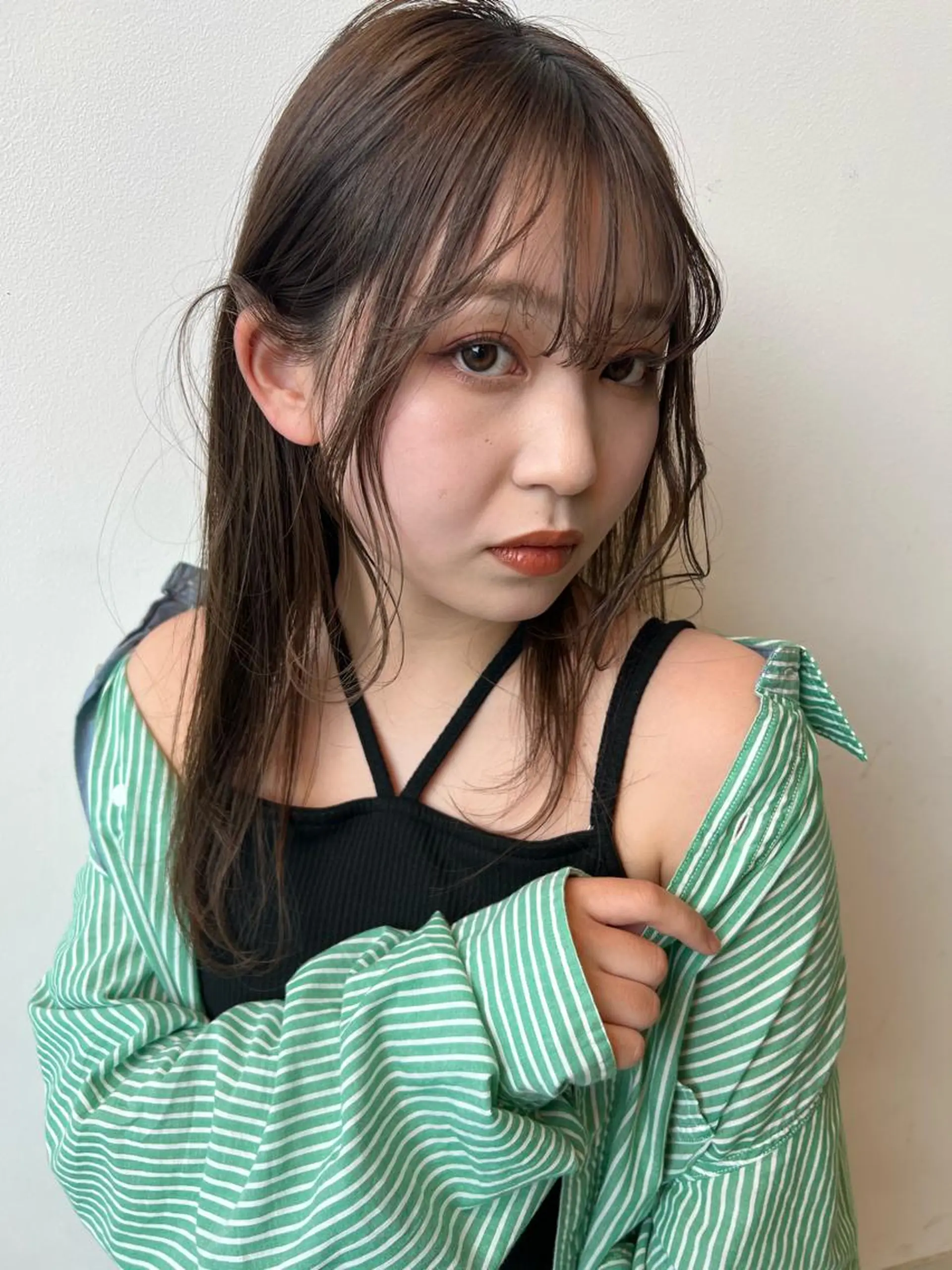 ミディアム カラー 小池 楓のヘアスタイル