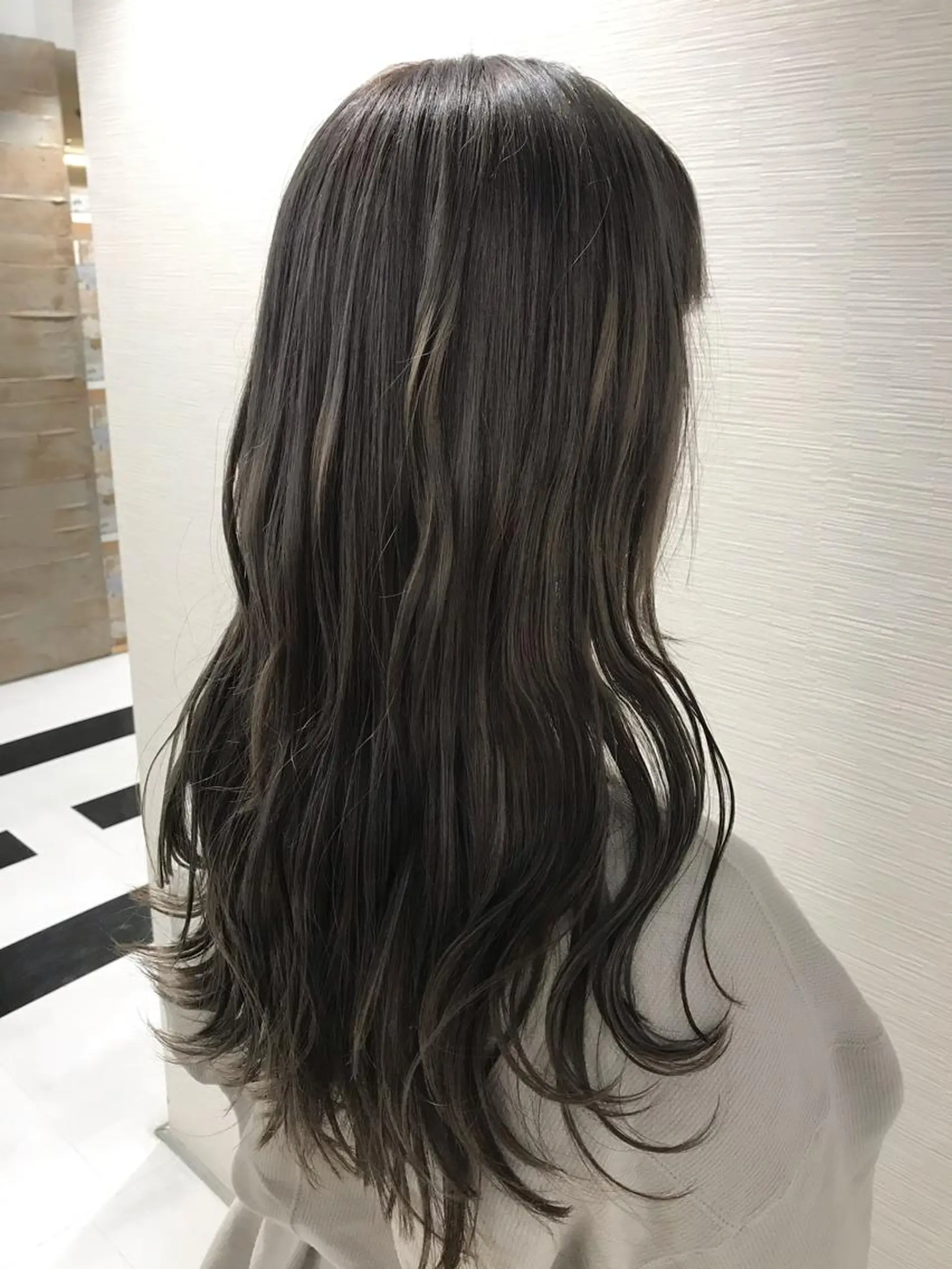 ロング カラー ヘアアレンジ ブリーチ 透明感カラー グレージュ シルバー シルバーグレージュ 【東北メンズヘア1 位受賞🥇】本間祐太のヘアスタイル