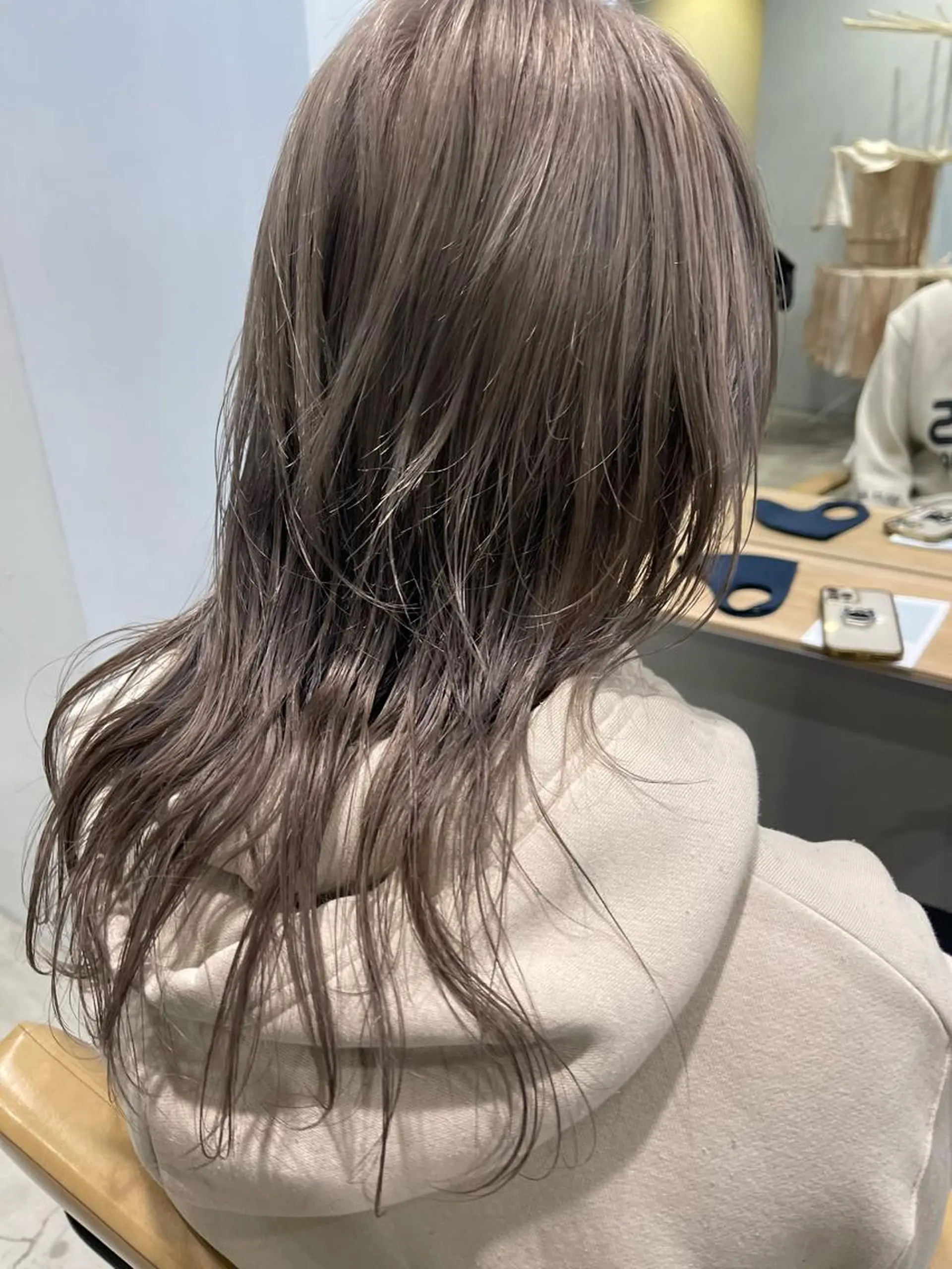 セミロング カラー 透明感カラー グレージュ シルバー 篠崎 佑季のヘアスタイル