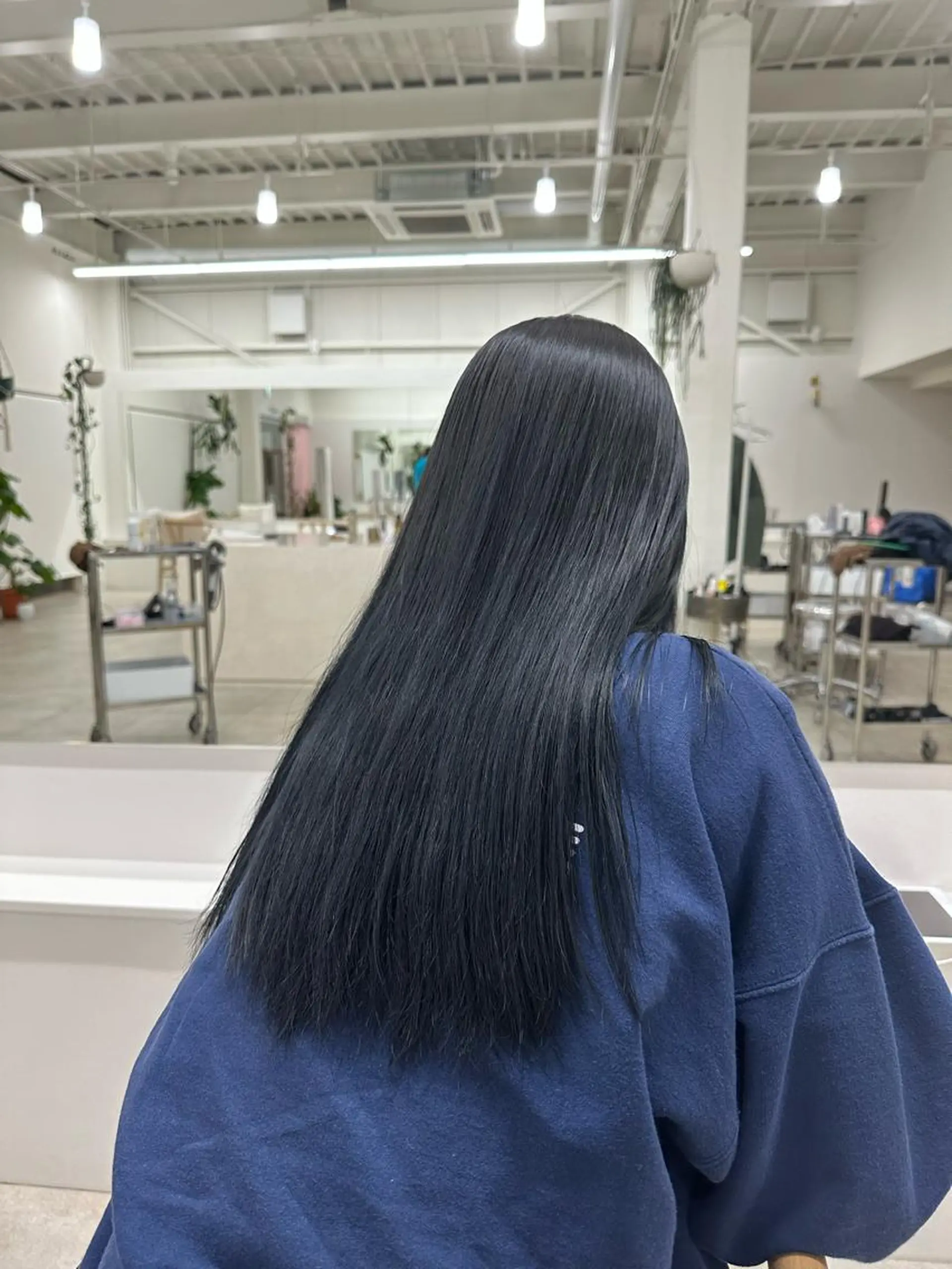 カラー 黒髪 ブルーカラー ブルーブラック 林 莉央のヘアスタイル