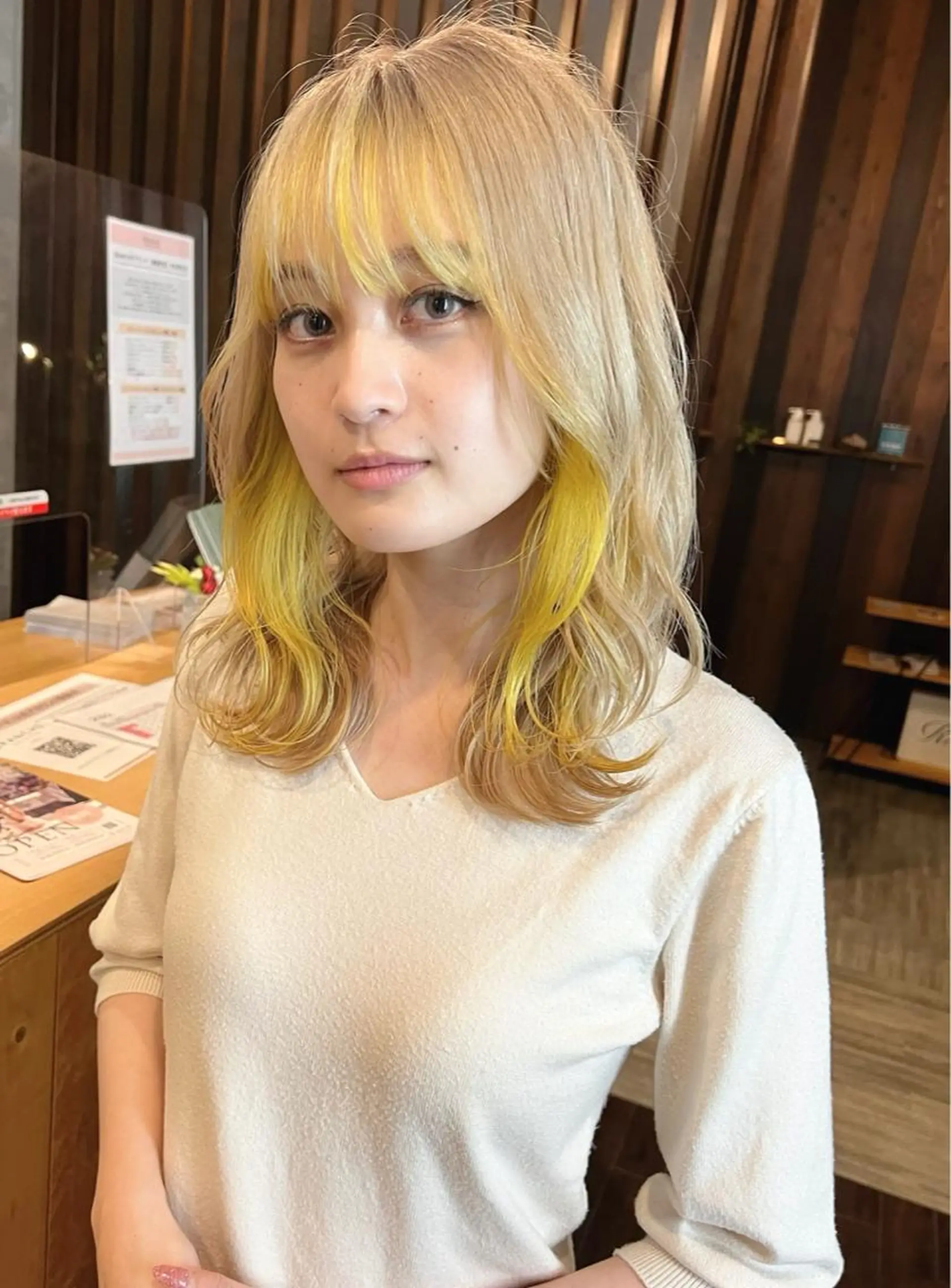 セミロング イエローカラー ヘアカラー 具志 正太のヘアスタイル