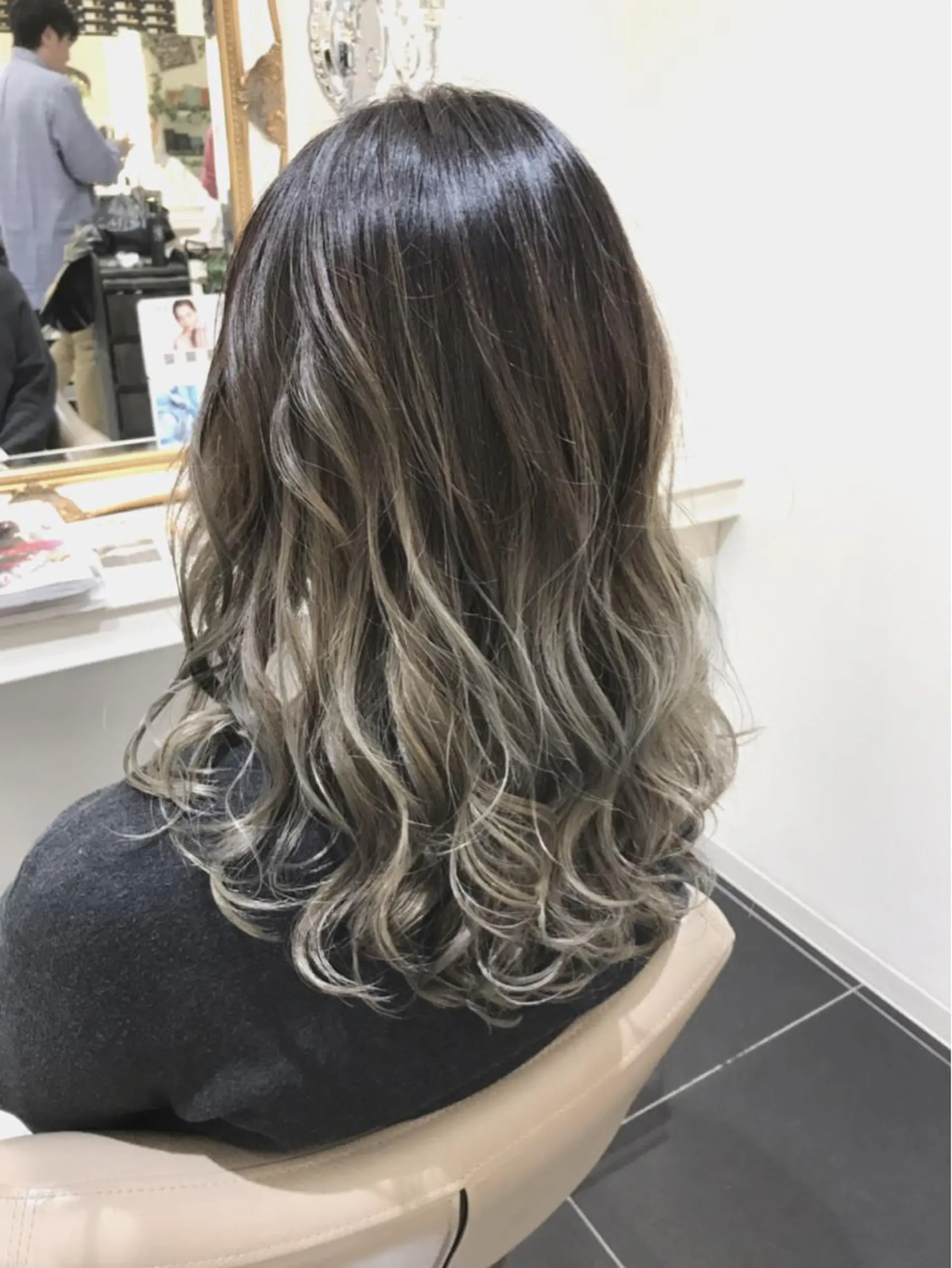 セミロング カラー ブリーチ グラデーションカラー グレージュ ハイライトカラー ハイライト 山崎俊輔/髪質改善 /バレイヤージュのヘアスタイル