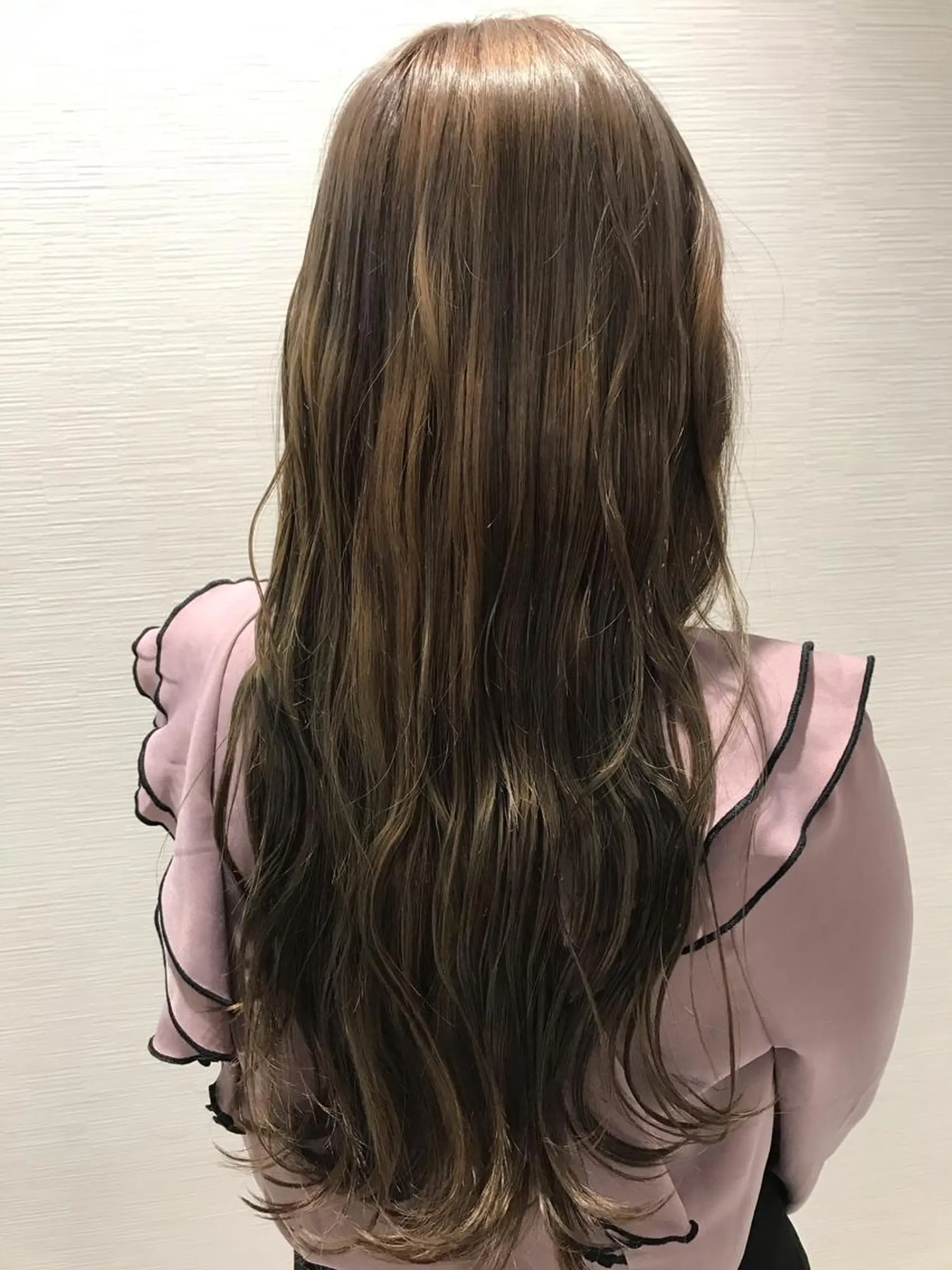 ロング カラー ヘアアレンジ ベージュカラー ブリーチ 透明感カラー 【東北メンズヘア1 位受賞🥇】本間祐太のヘアスタイル