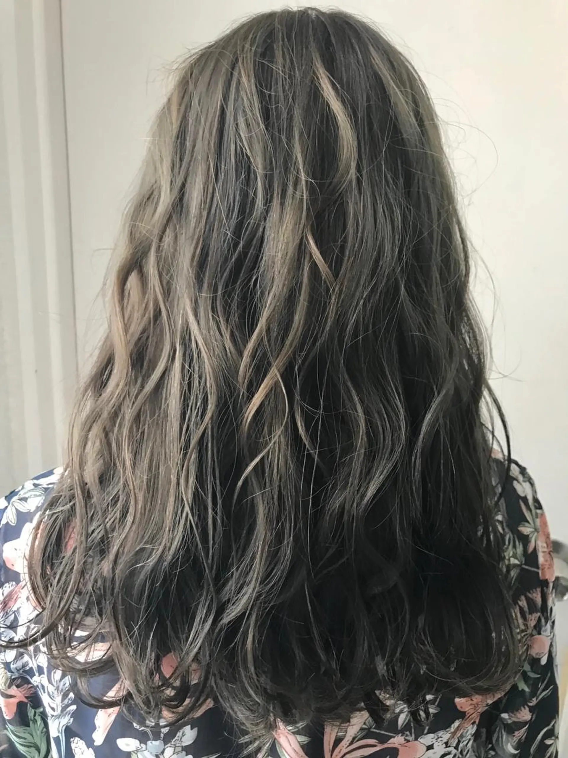 ロング カラー グレージュ オリーブグレージュ オリーブグレー カット ヘアカラー トリートメント ハイトーン髪質改善 家中貴典のヘアスタイル