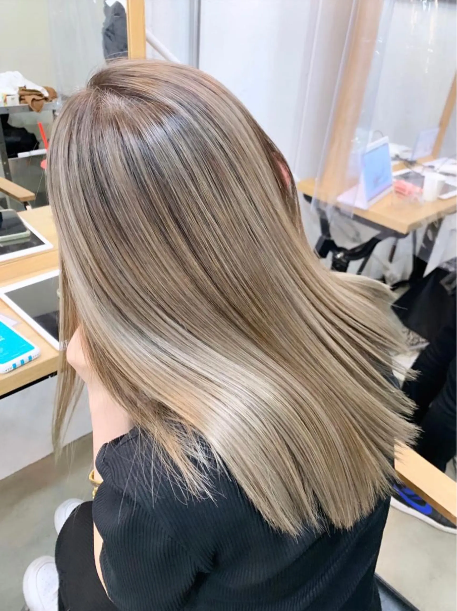 セミロング カラー ヘアアレンジ ネイル マツエク・マツパ バレイヤージュ ブロンド レイヤーカット カット ヘアカラー トリートメント ブリーチ特化 / share 元太のヘアスタイル