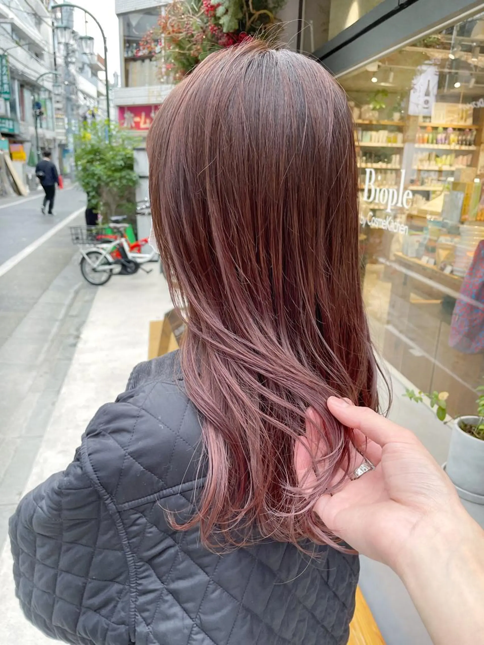 セミロング カラー ベージュカラー グラデーションカラー ピンクカラー ピンクベージュ カット ヘアカラー HIROKI ” stylistのヘアスタイル