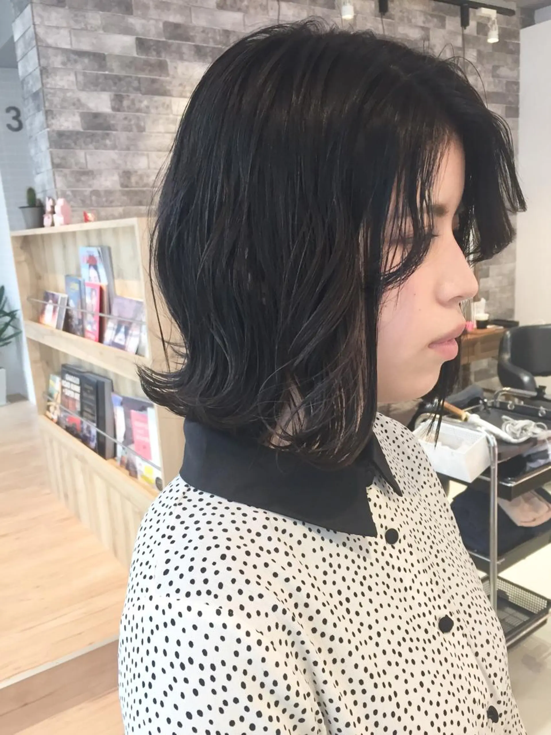 ミディアム 切りっぱなしボブ アッシュ ボブ カット ヘアカラー トリートメント 所渉/韓国レイヤー /ウルフカットのヘアスタイル