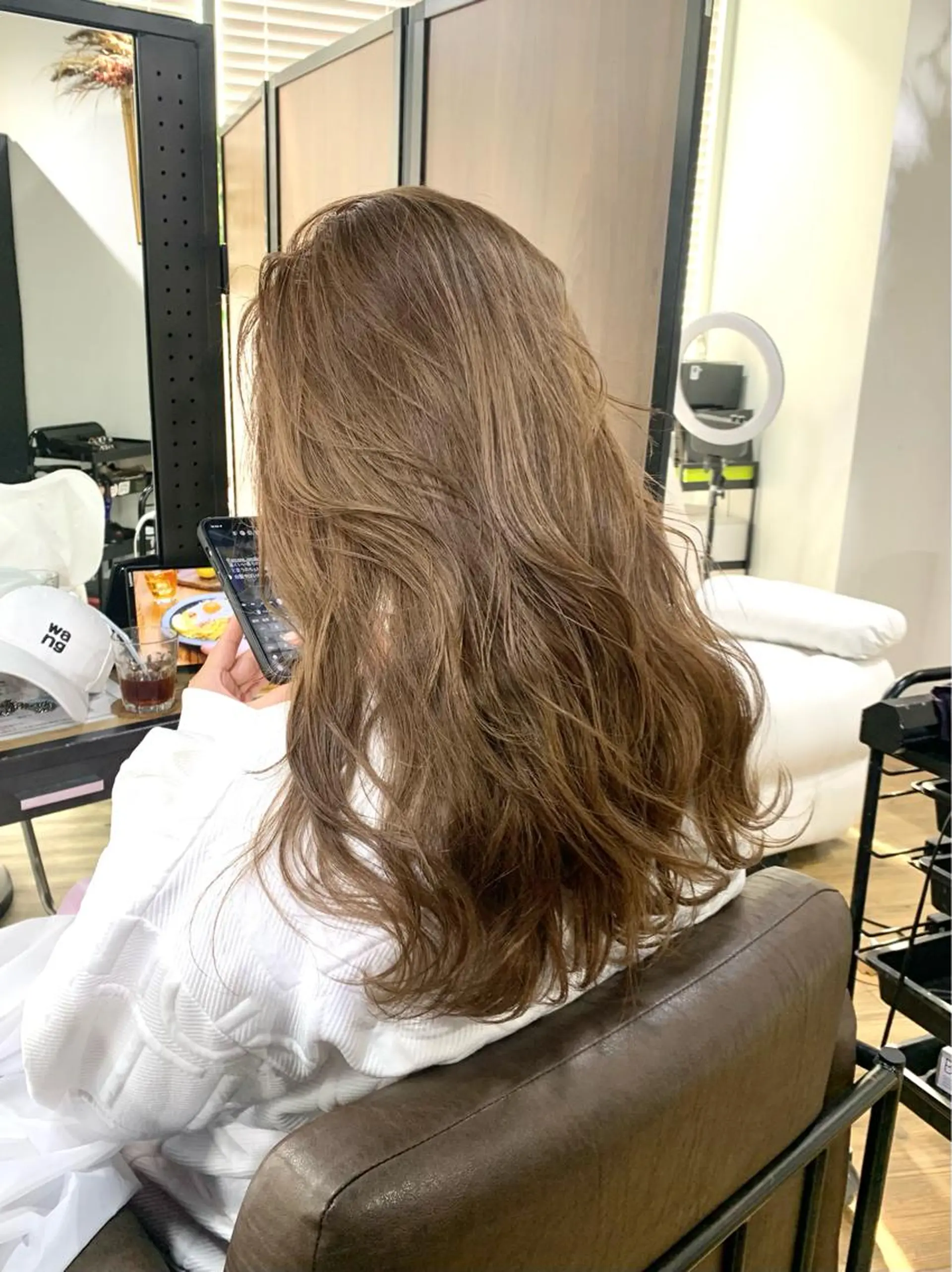 ミディアム カラー ベージュカラー グレージュ レイヤーカット ヘアカラー トリートメント ARCANAブリーチ レイヤーカット/原宿のヘアスタイル