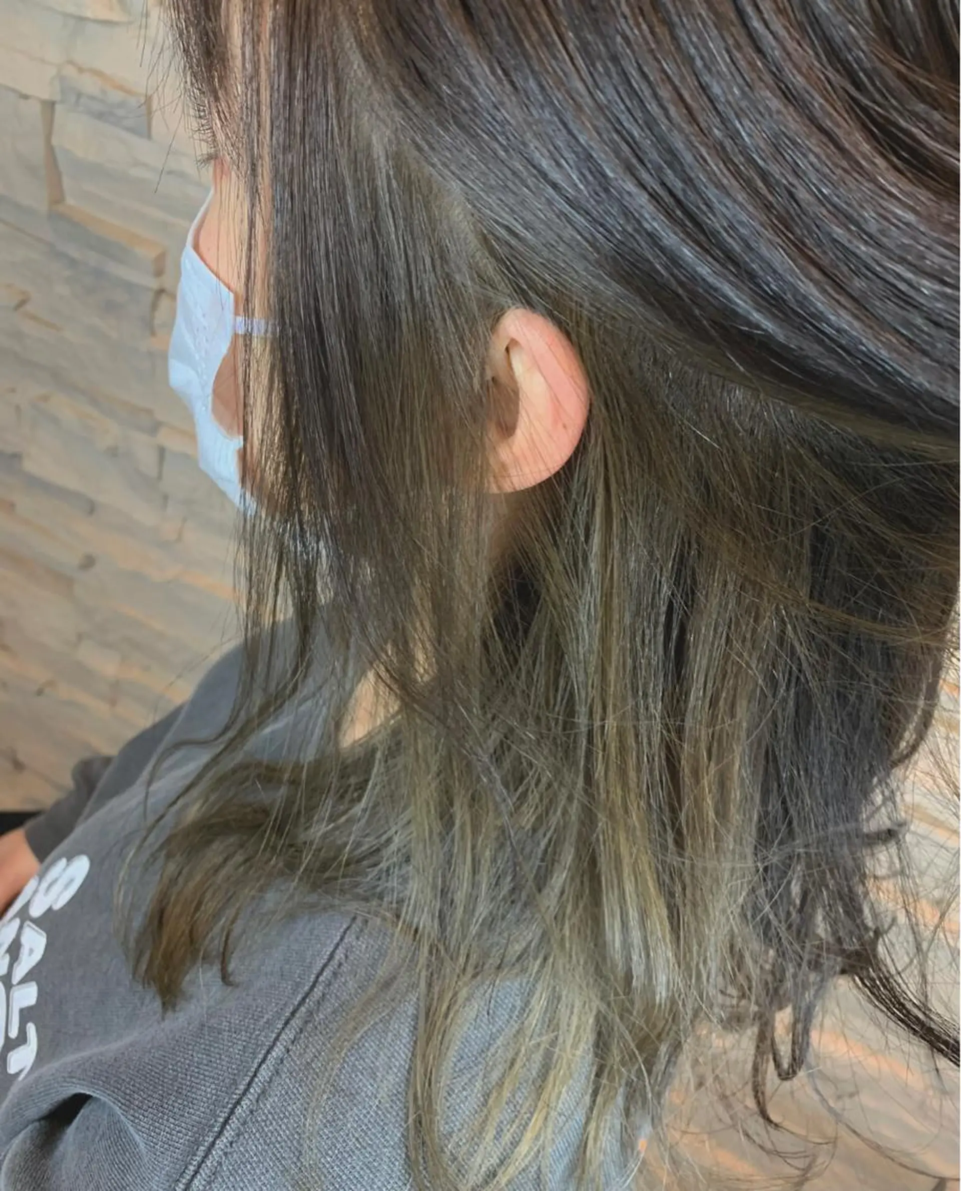 セミロング カラー ブリーチ ブラウンカラー イヤリングカラー グレージュ ブリーチなしカラー 菅野 愛のヘアスタイル