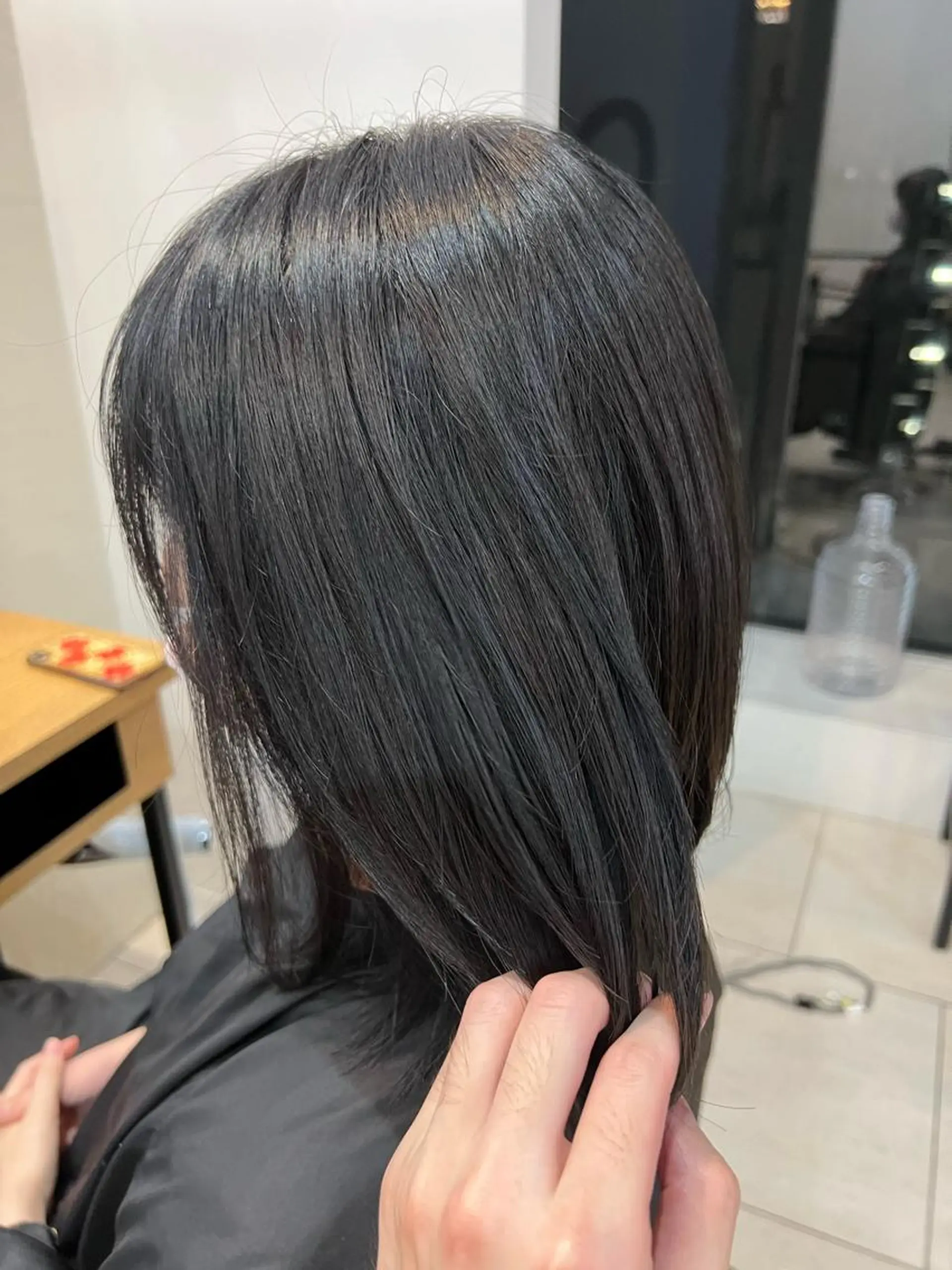 ミディアム カラー 黒髪 ブリーチ ネイビーカラー ブリーチなしカラー カット パーマ メンズカット曲がる 縮毛矯正佐々木タクマのヘアスタイル