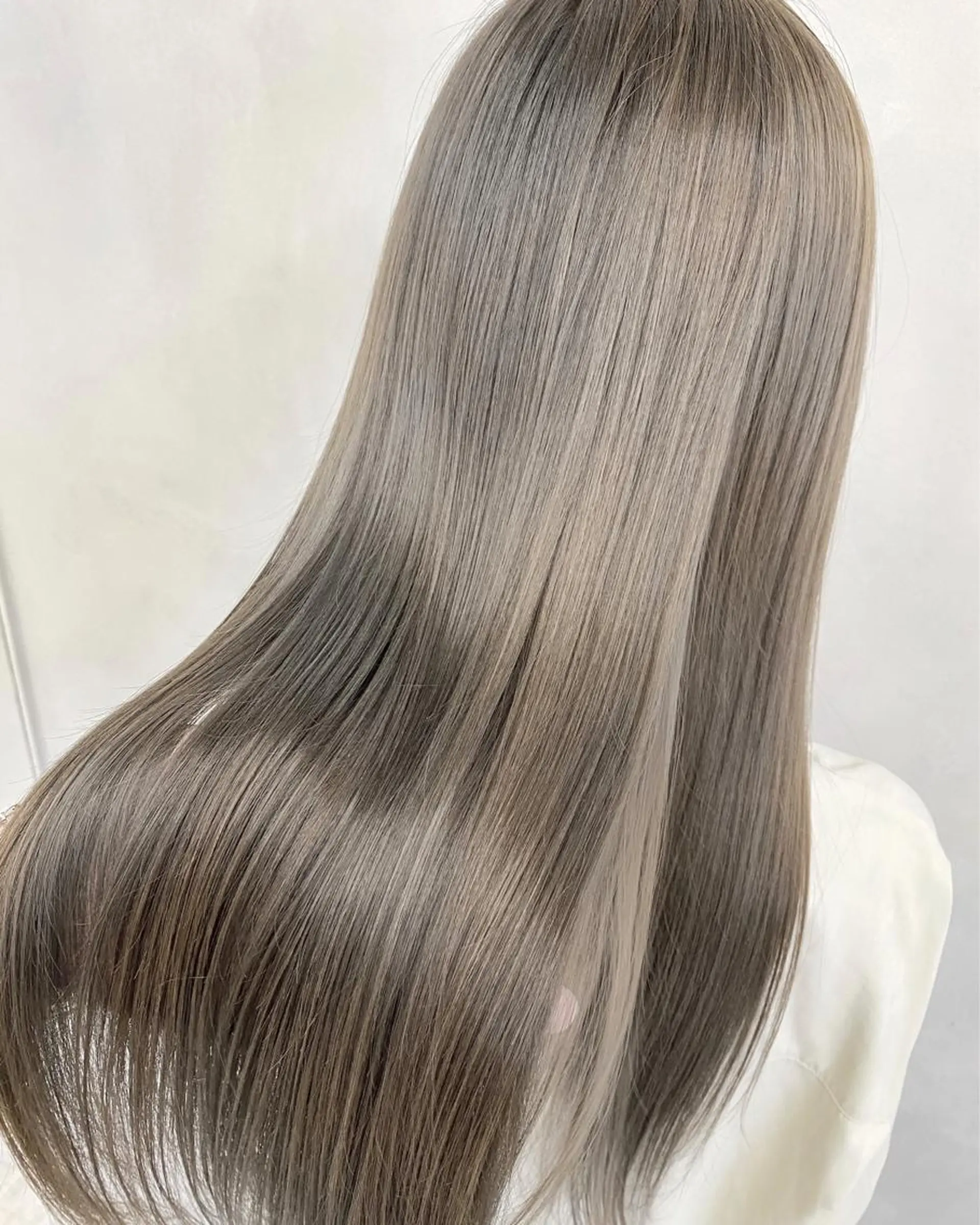 セミロング カラー 艶ハイトーンブリーチ 🌈小林侑雅のヘアスタイル