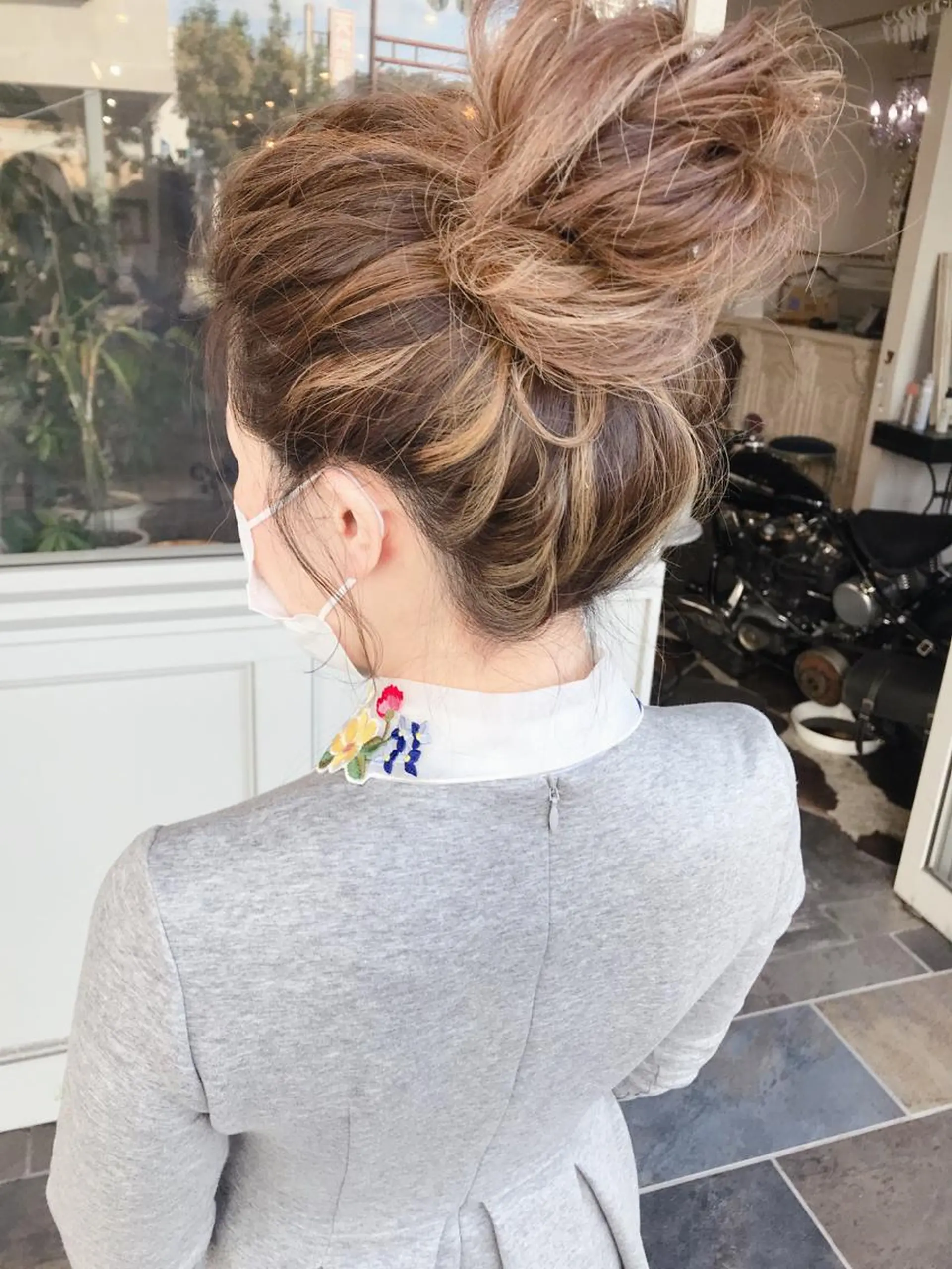 セミロング カラー ヘアアレンジ お団子ヘア 切りっぱなしボブ バレイヤージュ デザインカラー グラデーションカラー Mariana/ 鶴原-ハイライトのヘアスタイル