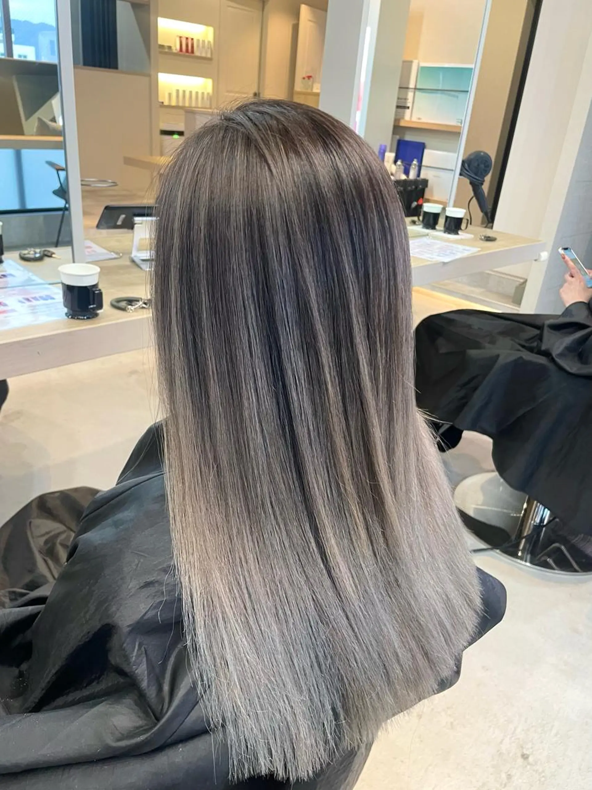 ロング カラー アディクシーカラー バレイヤージュ ベージュカラー ブリーチ ケアブリーチ Lia所属・皆木 智晴のヘアスタイル