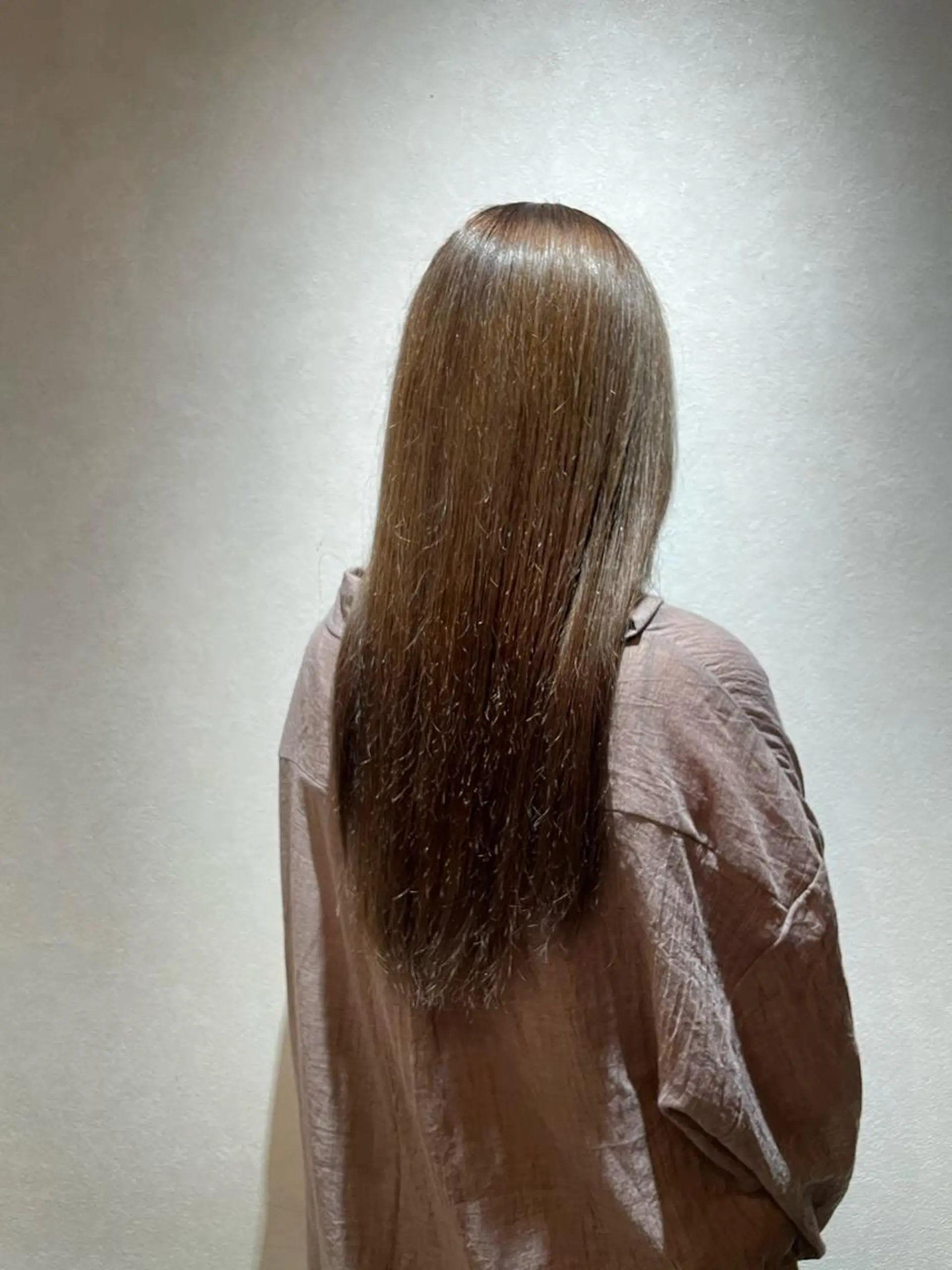 カラー 岡田 真弥のヘアスタイル