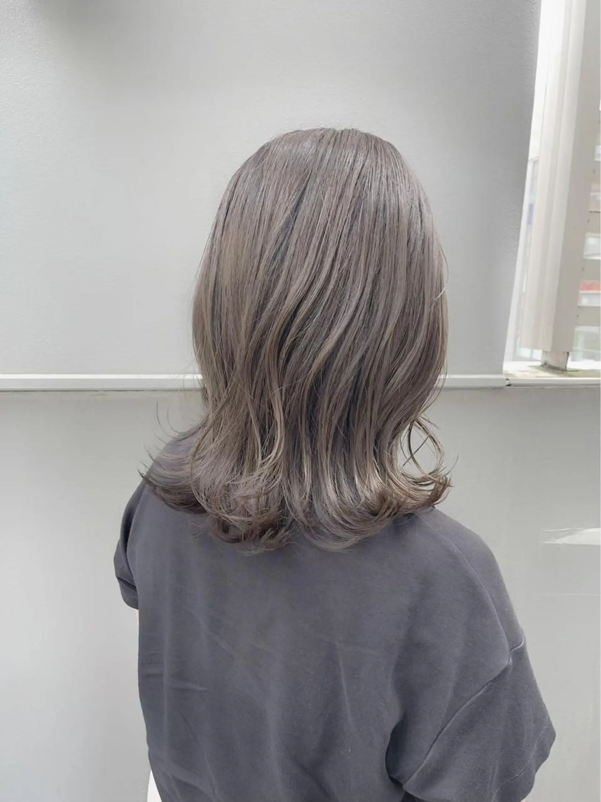 セミロング カラー ベージュカラー ブリーチ ヘアカラー 中村 彩乃のヘアスタイル