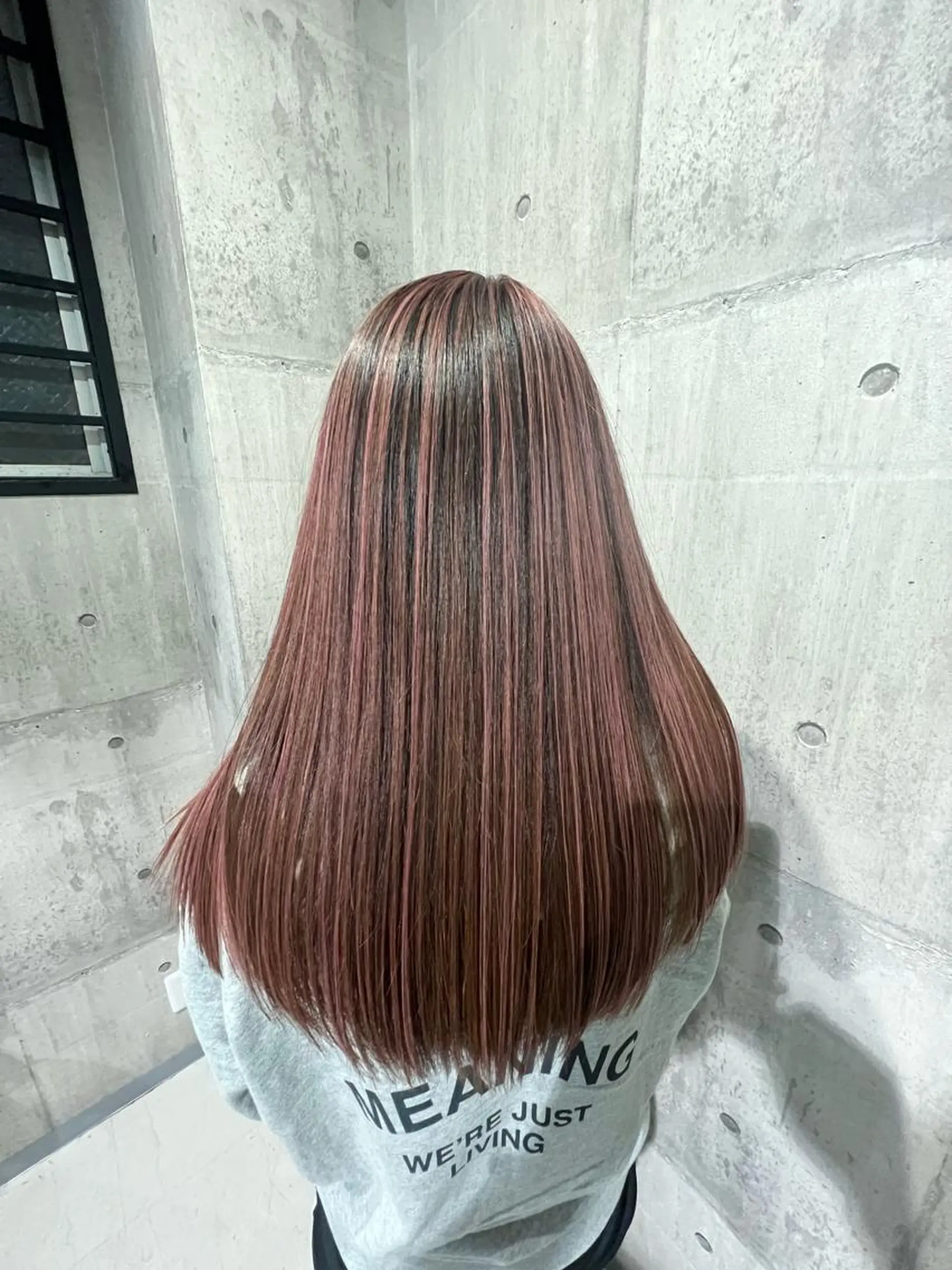 セミロング カラー ハイライトカラー ピンクカラー ハイライト mimiiy梅田 中崎町ハイトーンのヘアスタイル