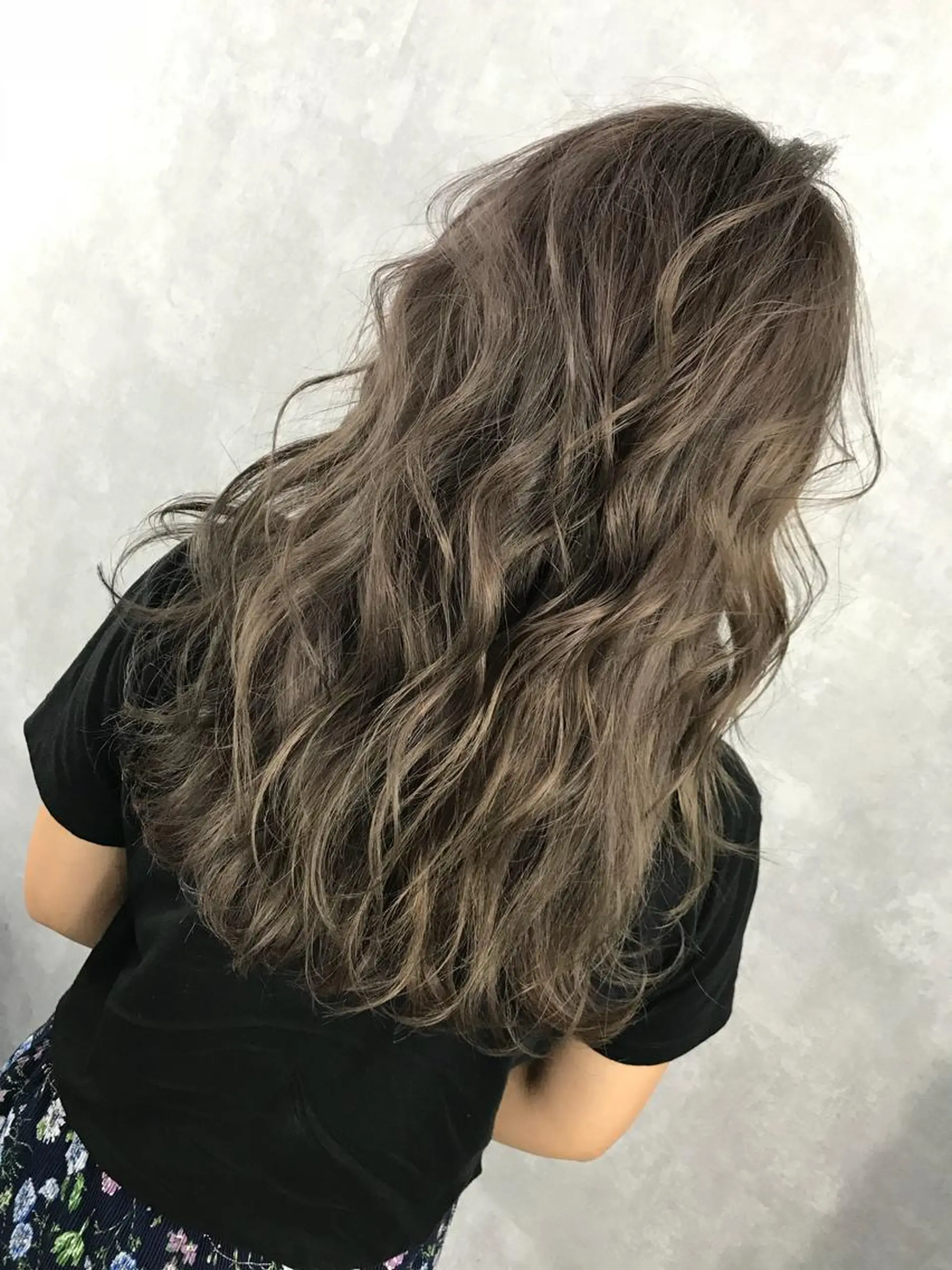 セミロング カラー グレージュ ラベンダーカラー ラベンダーグレージュ ラベンダーグレー TOMOYAレイヤー ブリーチ縮毛矯正のヘアスタイル