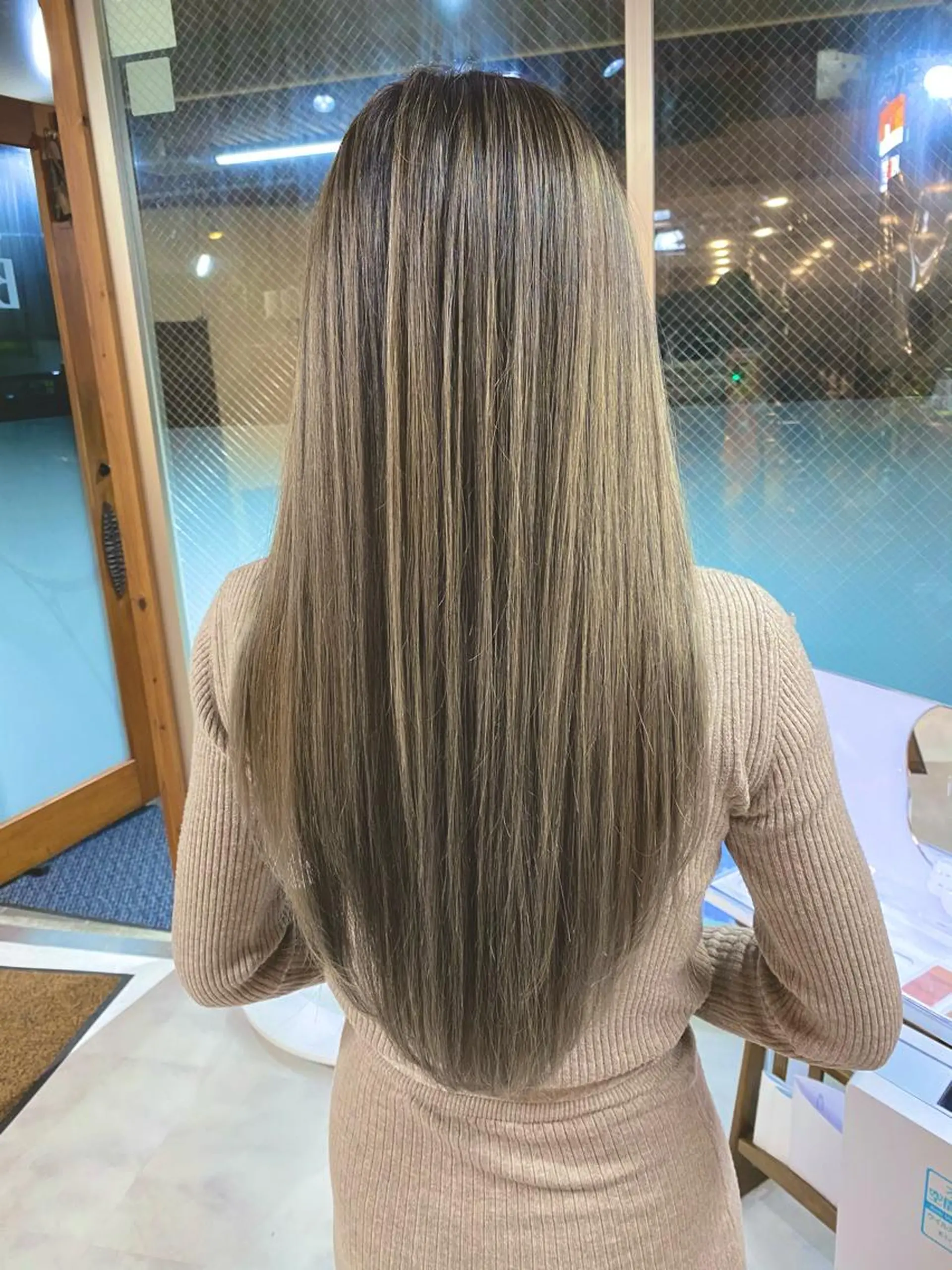 セミロング カラー バレイヤージュ レイヤーカット 白髪ぼかし バレイヤージュ志鎌のヘアスタイル