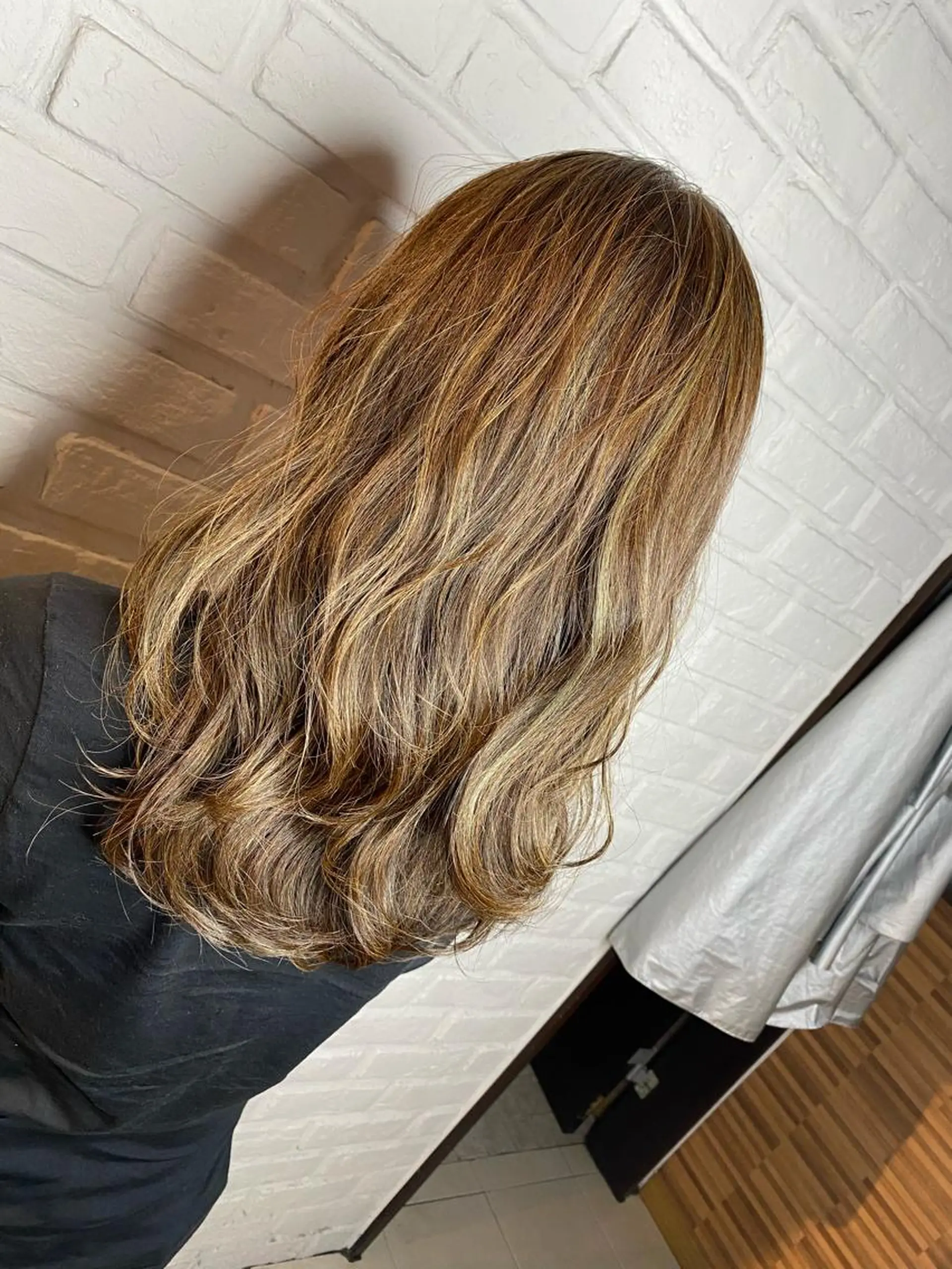 ロング カラー ベージュカラー ハイライトカラー ミルクティーベージュ ハイライト ハイトーン/ 顔周りレイヤー/白石のヘアスタイル