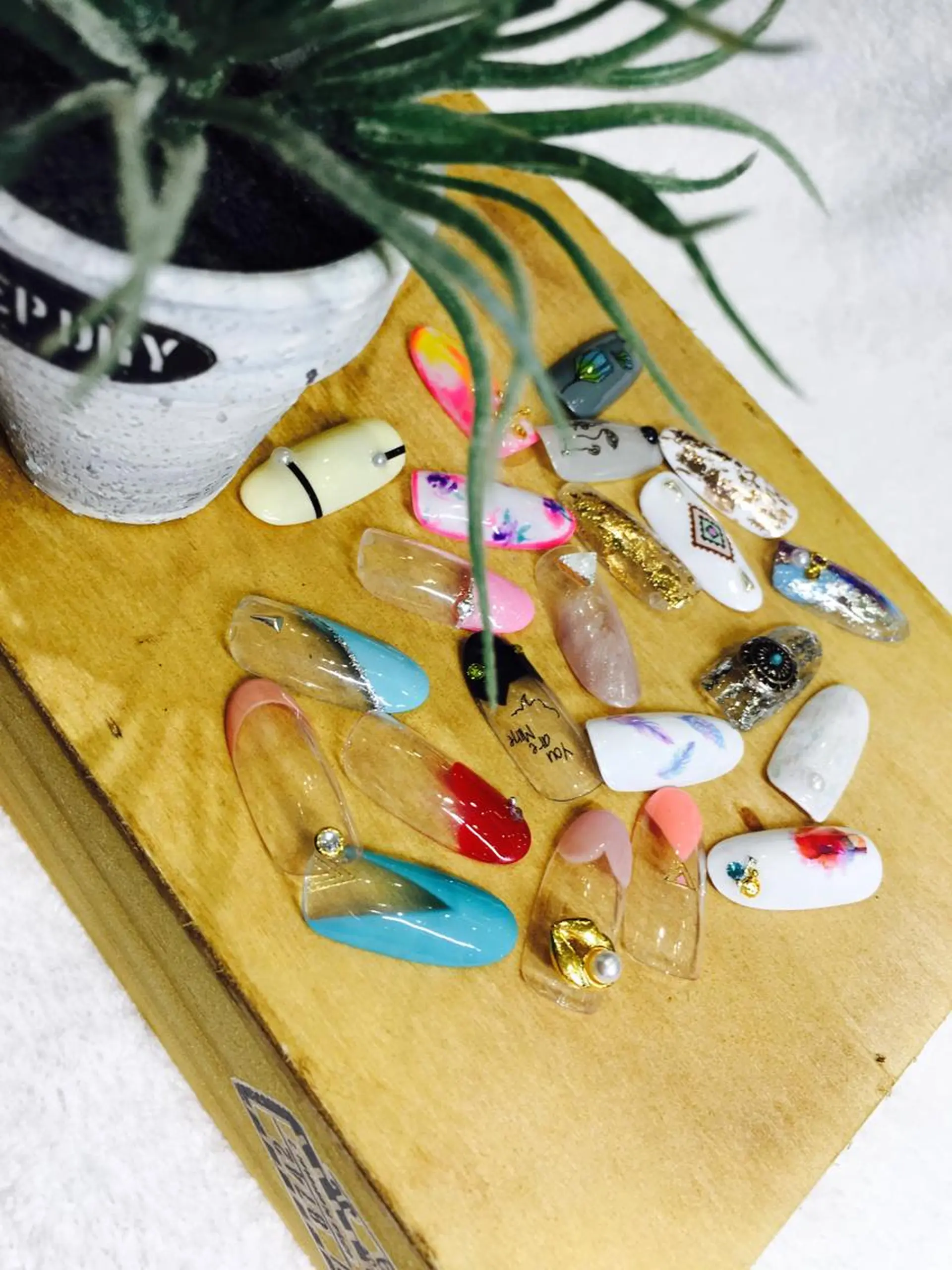 ネイル ストーンネイル 佐藤 まりえのネイルデザイン